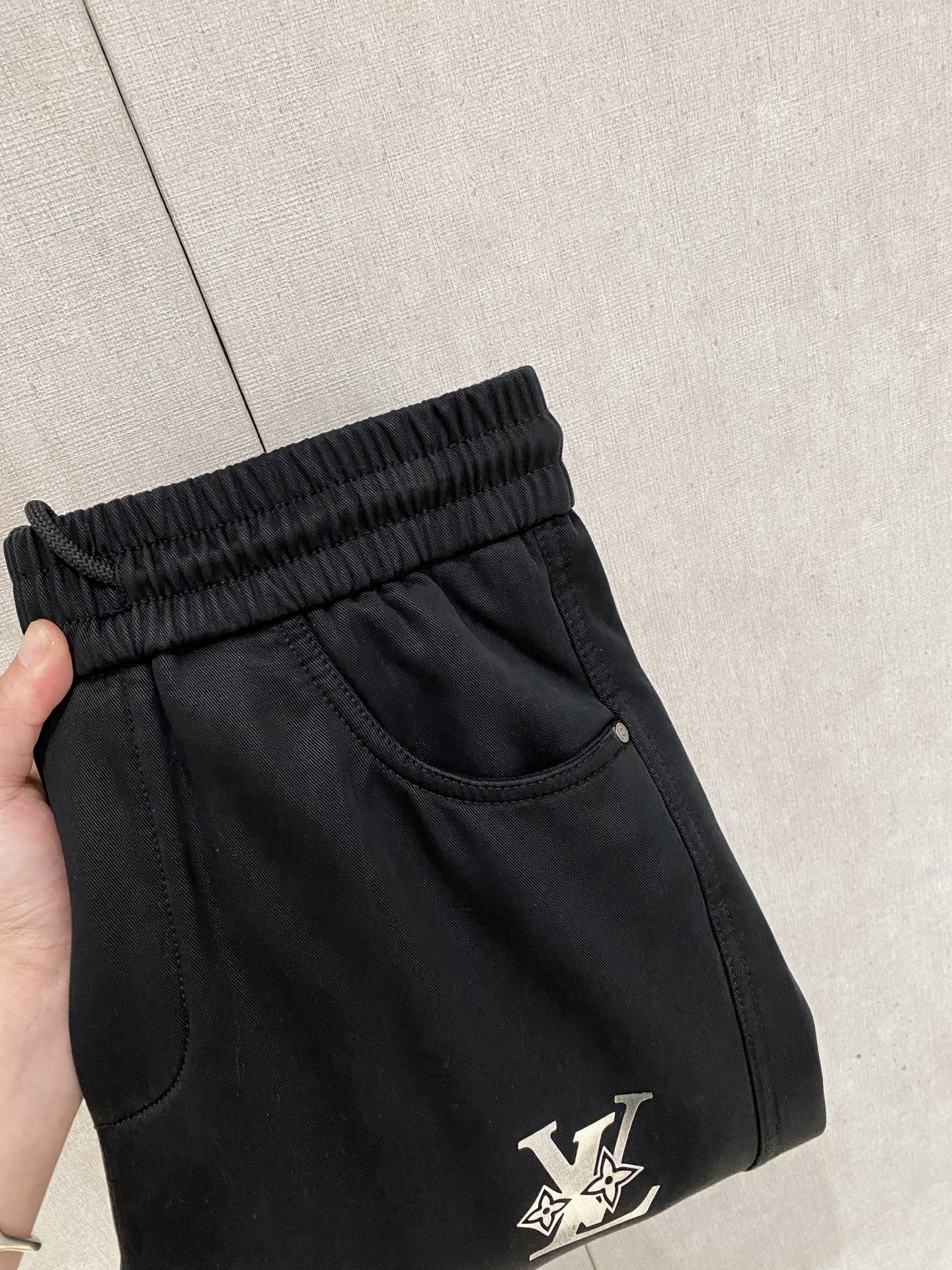 LV 新品】秋冬加厚加绒新款 25ss休闲裤金典再次出现，原单订制高品质时尚休闲裤。超级百搭款。独家定制