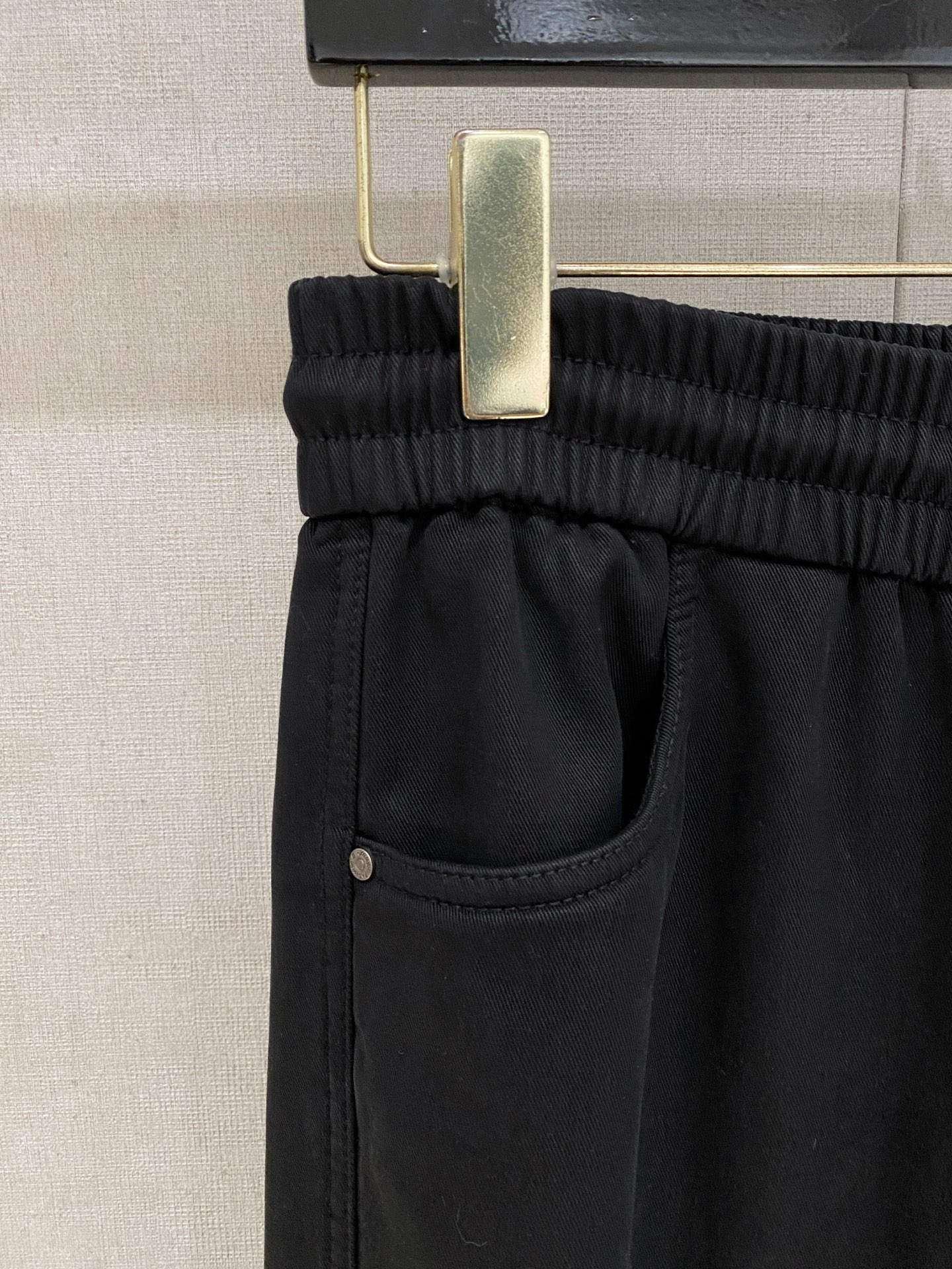 LV 新品】秋冬加厚加绒新款 25ss休闲裤金典再次出现，原单订制高品质时尚休闲裤。超级百搭款。独家定制