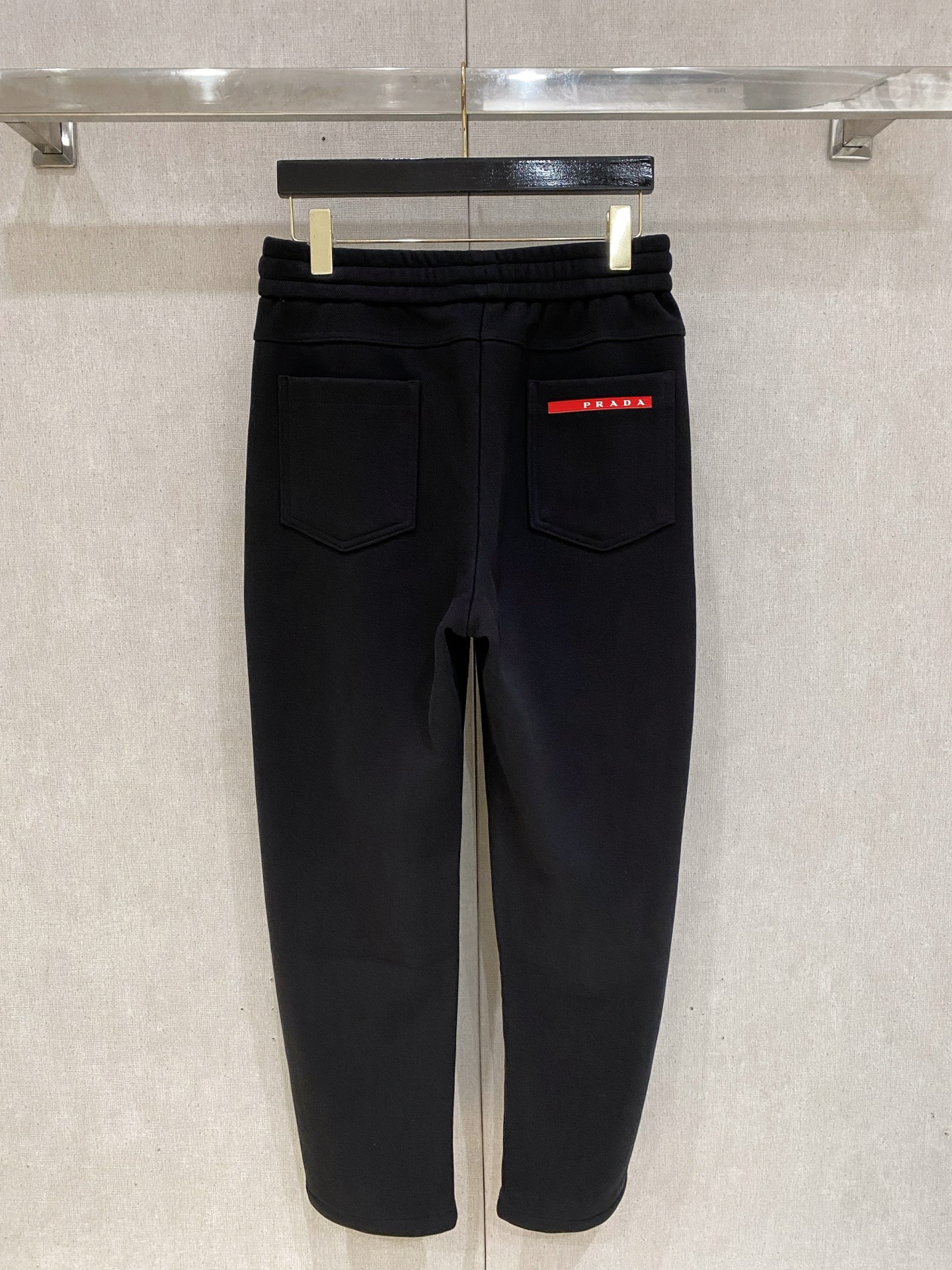 普拉达 新品】秋冬加厚加绒新款 25ss休闲裤金典再次出现，原单订制高品质时尚休闲裤。超级百搭款。独家定