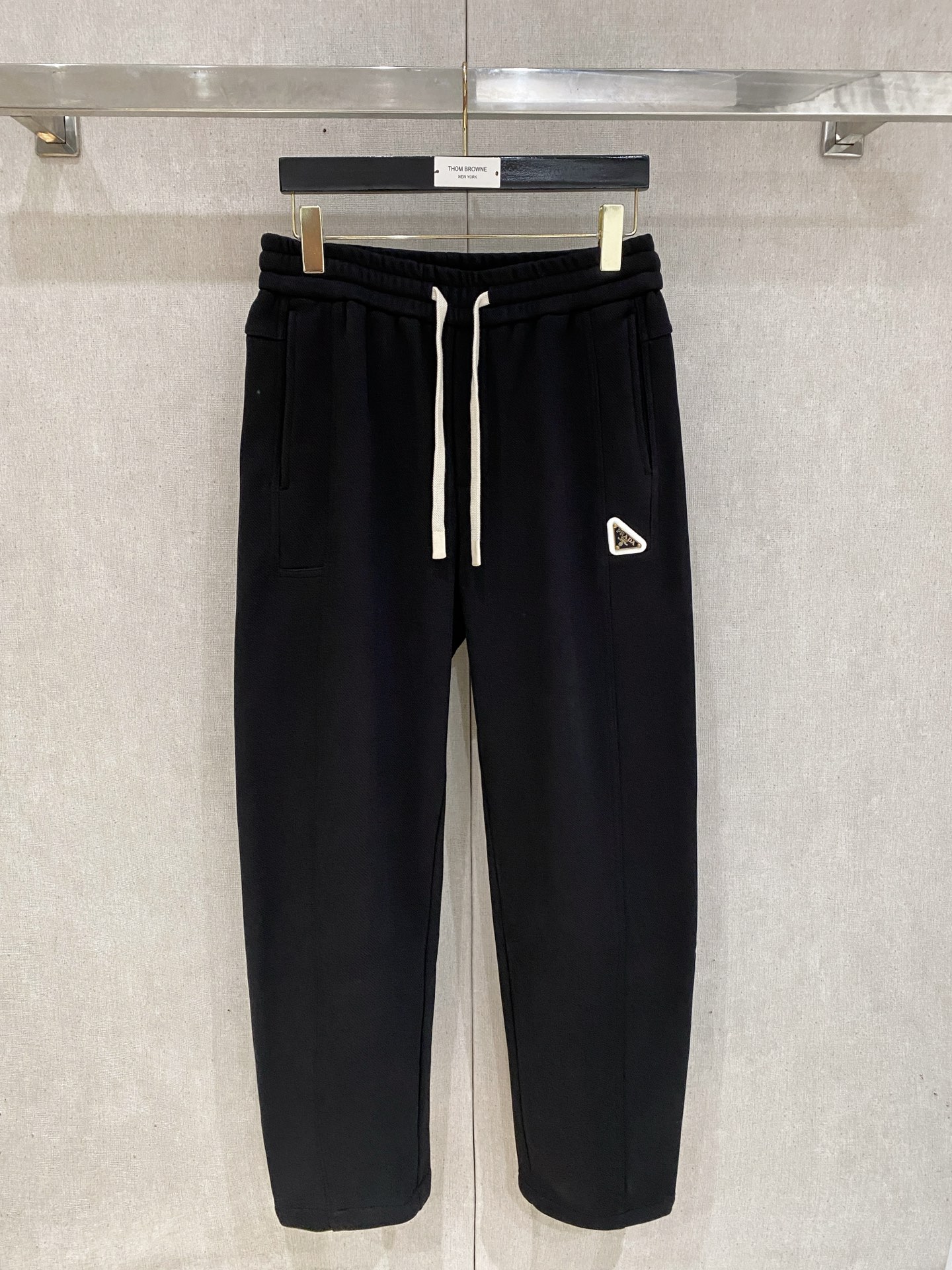 普拉达 新品】秋冬加厚加绒新款 25ss休闲裤金典再次出现，原单订制高品质时尚休闲裤。超级百搭款。独家定