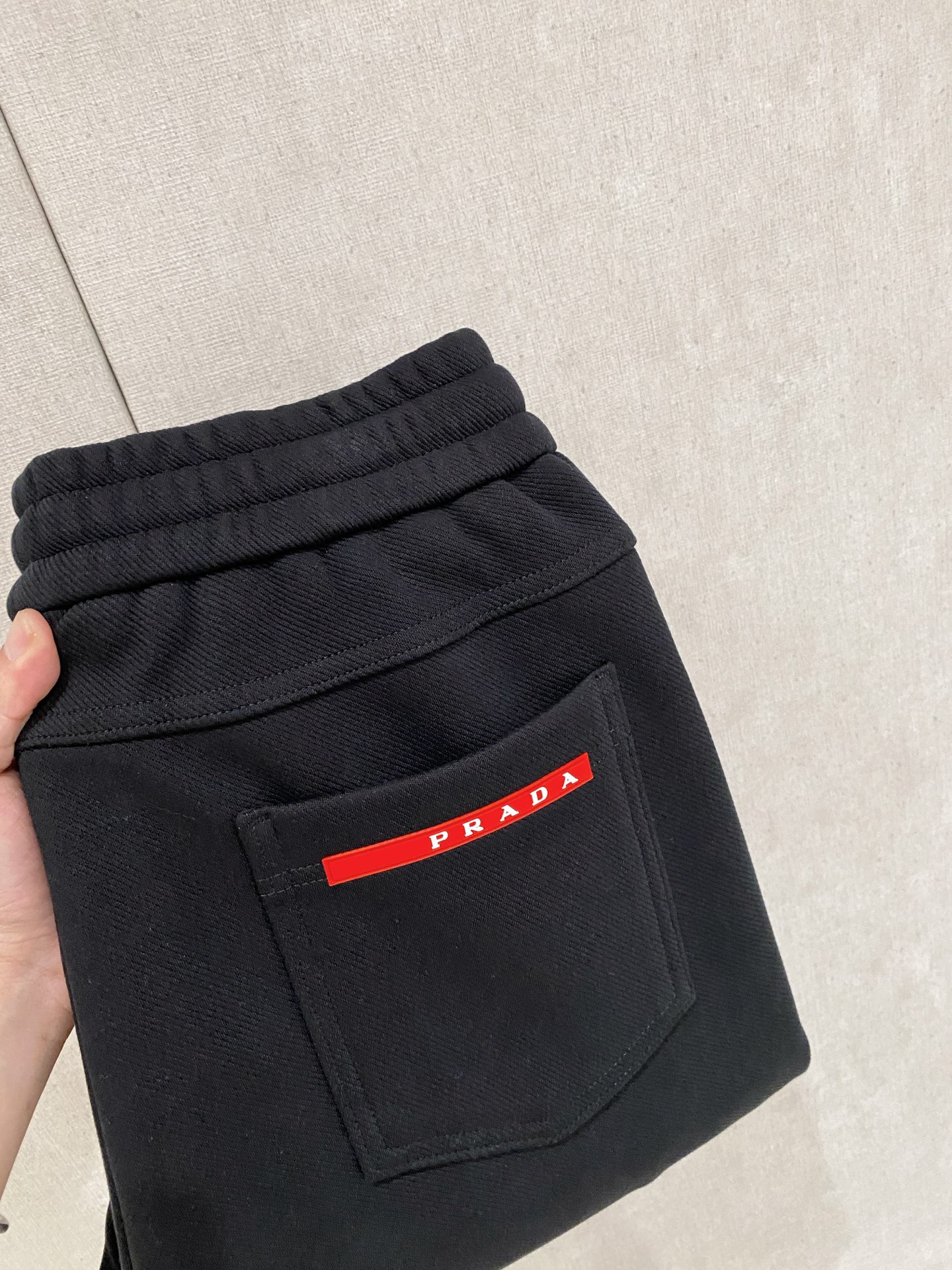 普拉达 新品】秋冬加厚加绒新款 25ss休闲裤金典再次出现，原单订制高品质时尚休闲裤。超级百搭款。独家定