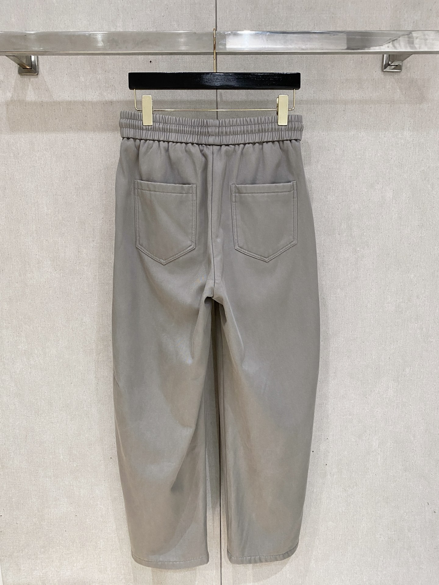 LV 新品】秋冬加厚加绒新款 25ss休闲裤金典再次出现，原单订制高品质时尚休闲裤。超级百搭款。独家定制