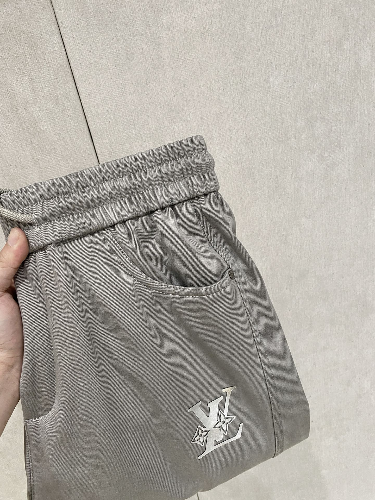 LV 新品】秋冬加厚加绒新款 25ss休闲裤金典再次出现，原单订制高品质时尚休闲裤。超级百搭款。独家定制