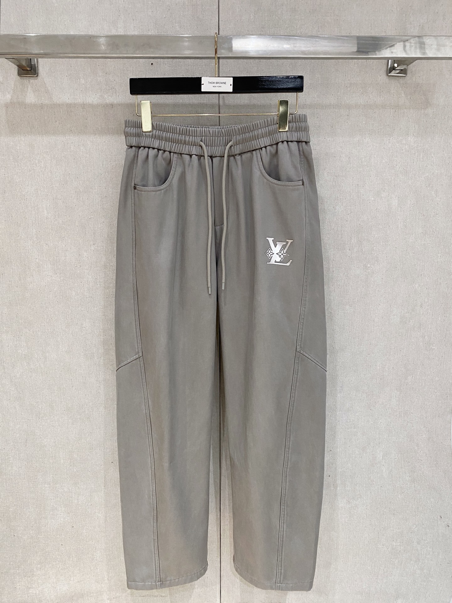 LV 新品】秋冬加厚加绒新款 25ss休闲裤金典再次出现，原单订制高品质时尚休闲裤。超级百搭款。独家定制