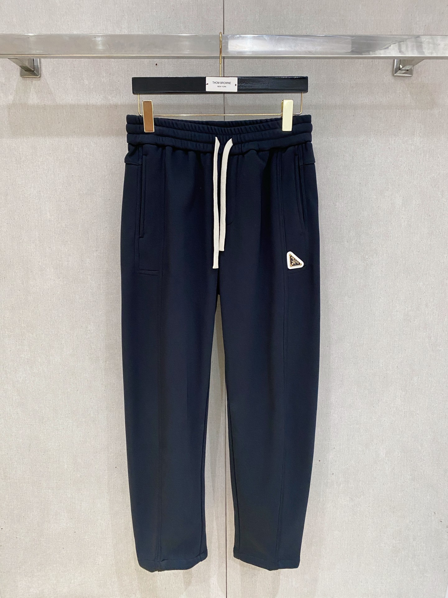 普拉达 新品】秋冬加厚加绒新款 25ss休闲裤金典再次出现，原单订制高品质时尚休闲裤。超级百搭款。独家定