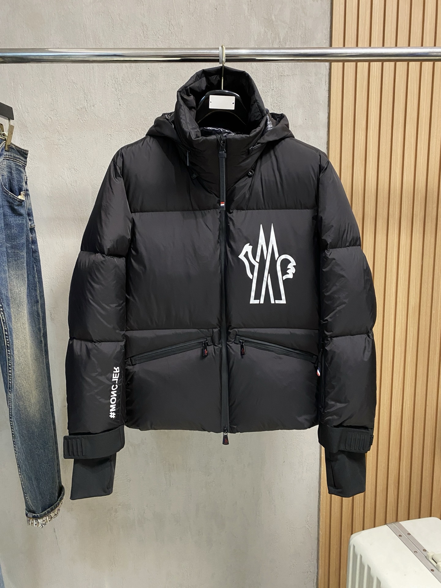 NO:662079,Mengkou 25ss autumn and winter new goose down jacket original 1:1 customized hardware accessories are all imported and original customization. Welcome to compare at the counter. Absolutely high quality. Use top 95 fill-down goose down. Super soft. Filled with feathers. Fluffy and full. Super heavy fabrics with perfect workmanship. Pay attention to the fabrics are super comfortable. Exclusive model. Non-market goods. Same sizes for men and women 1-6, Moncler, down jacket,  19860909蒙口25ss秋冬新款鹅绒羽绒服原版1:1订制五金配件全进口原版定制 欢迎专柜对比 绝对的高品质 采用顶级95充绒量鹅绒 超柔软 充羽量蓬松饱满 超级重面料做工杠杠的版型完美 注意面料超舒服 独家款 非市场货 男女同款尺码1-6码,,Moncler,down jacket, ,Men's clothing