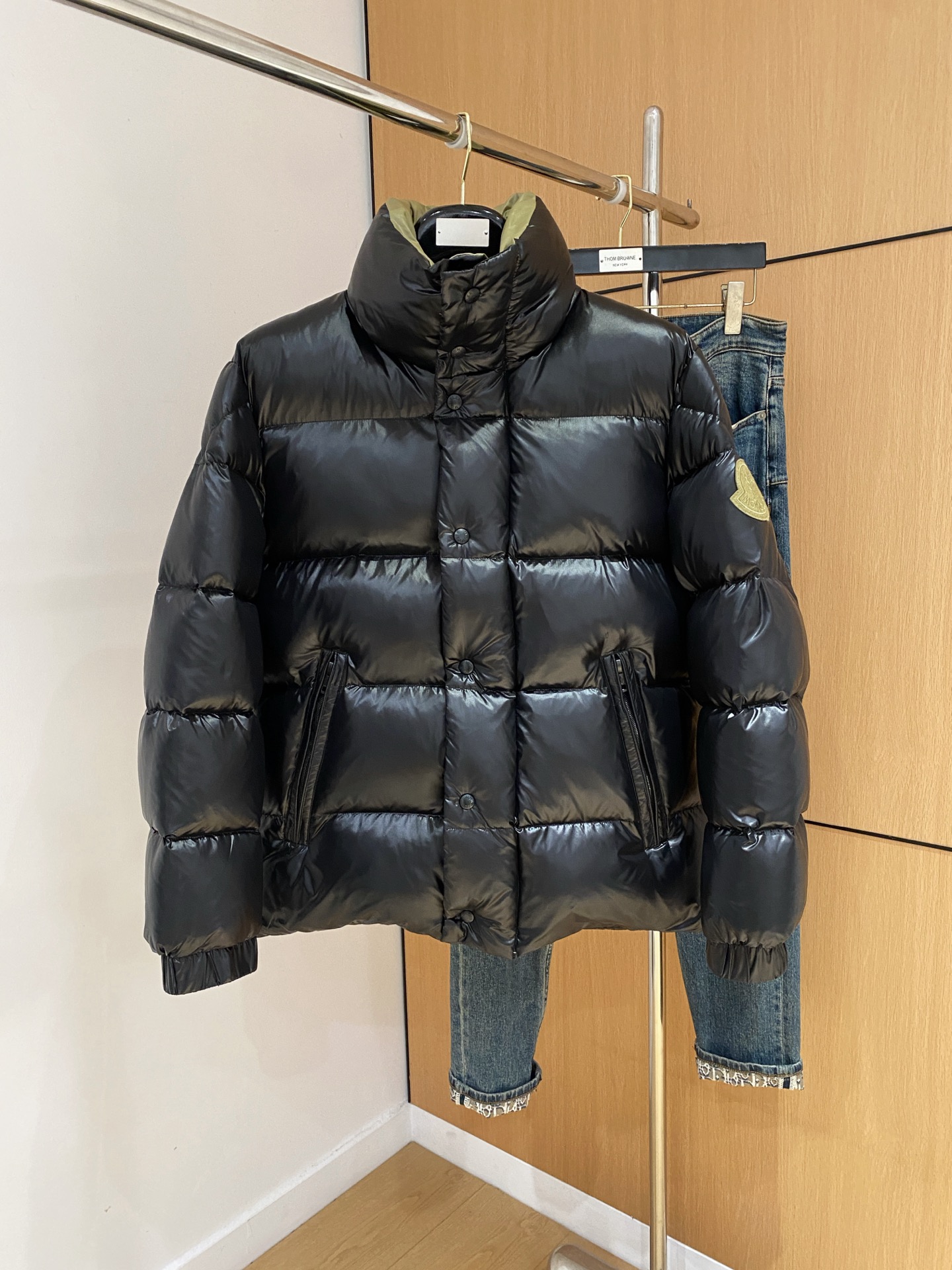 NO:625260,Mengkou 25ss autumn and winter new goose down jacket original 1:1 customized hardware accessories are all imported and original customization. Welcome to compare at the counter. Absolutely high quality. Use top 95 fill-down goose down. Super soft. Filled with feathers. Fluffy and full. Super heavy fabrics with perfect workmanship. Pay attention to the fabrics are super comfortable. Exclusive model. Non-market goods. Same sizes for men and women. 1-5.,,Moncler,down jacket,alexander wang19860909蒙口25ss秋冬新款鹅绒羽绒服原版1:1订制五金配件全进口原版定制 欢迎专柜对比 绝对的高品质 采用顶级95充绒量鹅绒 超柔软 充羽量蓬松饱满 超级重面料做工杠杠的版型完美 注意面料超舒服 独家款 非市场货 男女同款尺码1-5码.,,Moncler,down jacket,alexander wang,Men's clothing