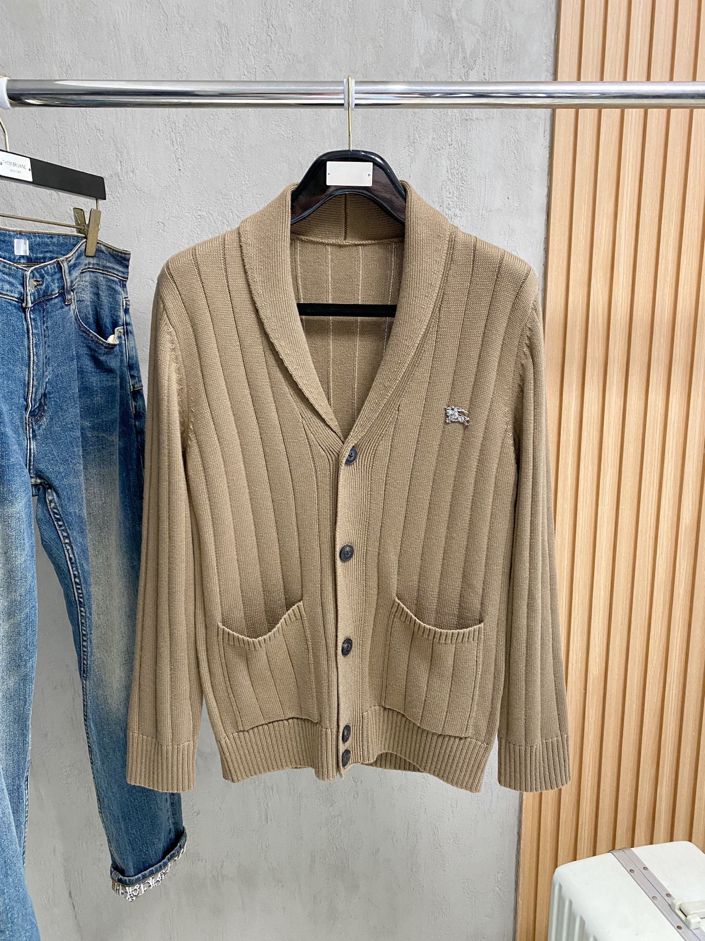 NO:606365,Burberry cashmere jacket is made of imported Australian cashmere. It is exquisitely embroidered and embellished. It is highly fashionable and can no longer be described as excellent in all dimensions. The hardware accessories are perfectly restored. A rare fashion item m-3xl in multiple colors, burberry, jackets & coats, alexander wang19860909巴宝莉 羊绒外套 进口澳洲羊绒打造 精美绣花点缀 时髦度高笈落地各个维度已经不能用优*秀来形容了.五金辅料完美11复原. 不可多得的时尚单品m-3xl 多颜色,,burberry,jackets & coats,alexander wang,Men's clothing