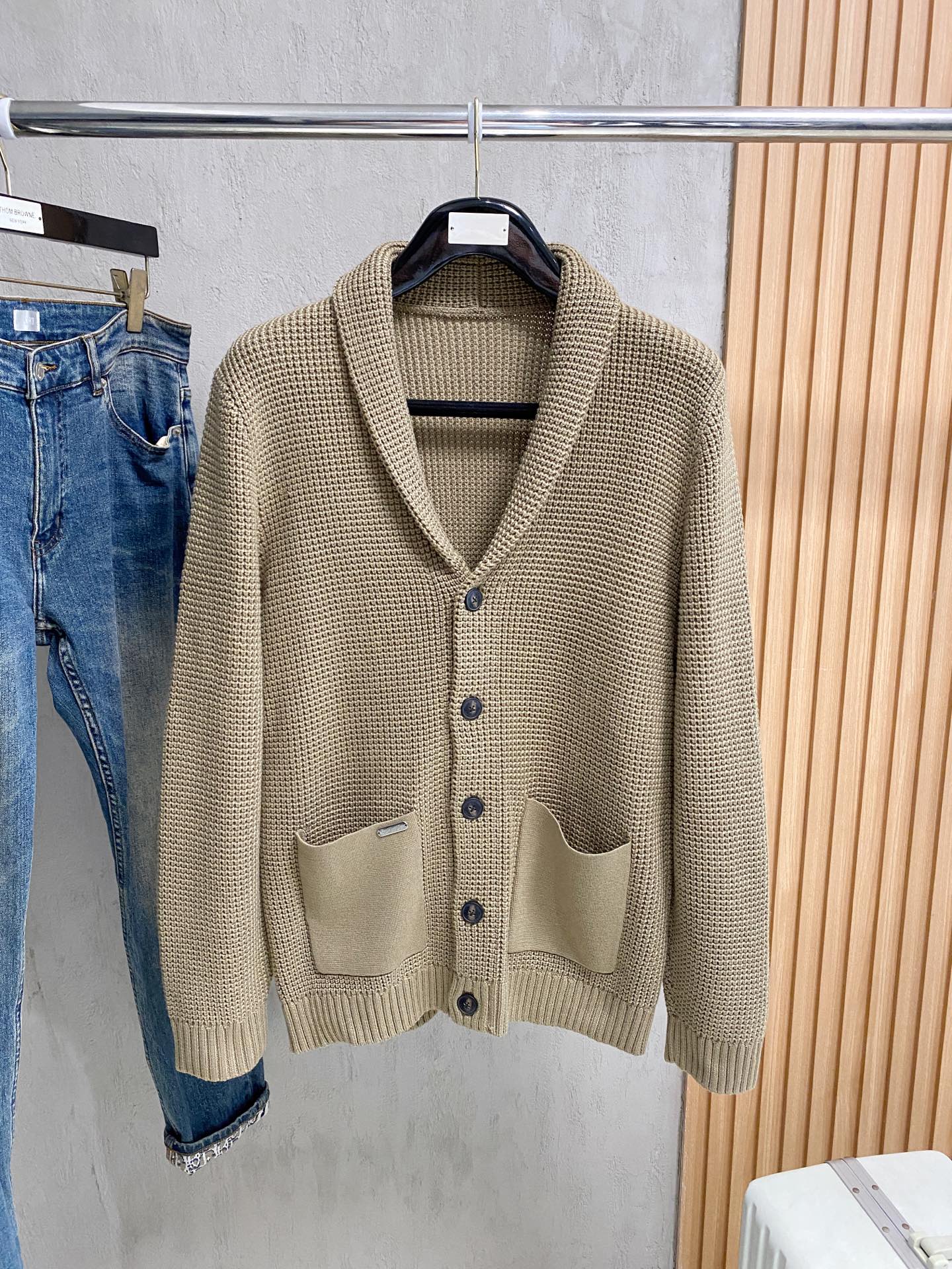 NO:606375,LP cashmere jacket is made of imported Australian cashmere. It is exquisitely embellished with embroidery. It is highly fashionable and can no longer be described as excellent in every dimension. The hardware accessories are perfectly restored. A rare fashion item m-3xl in multiple colors, loro piana, jackets & coats, alexander wang19860909LP 羊绒外套 进口澳洲羊绒打造 精美绣花点缀 时髦度高笈落地各个维度已经不能用优*秀来形容了.五金辅料完美11复原. 不可多得的时尚单品m-3xl 多颜色,,loro piana,jackets & coats,alexander wang,Men's clothing