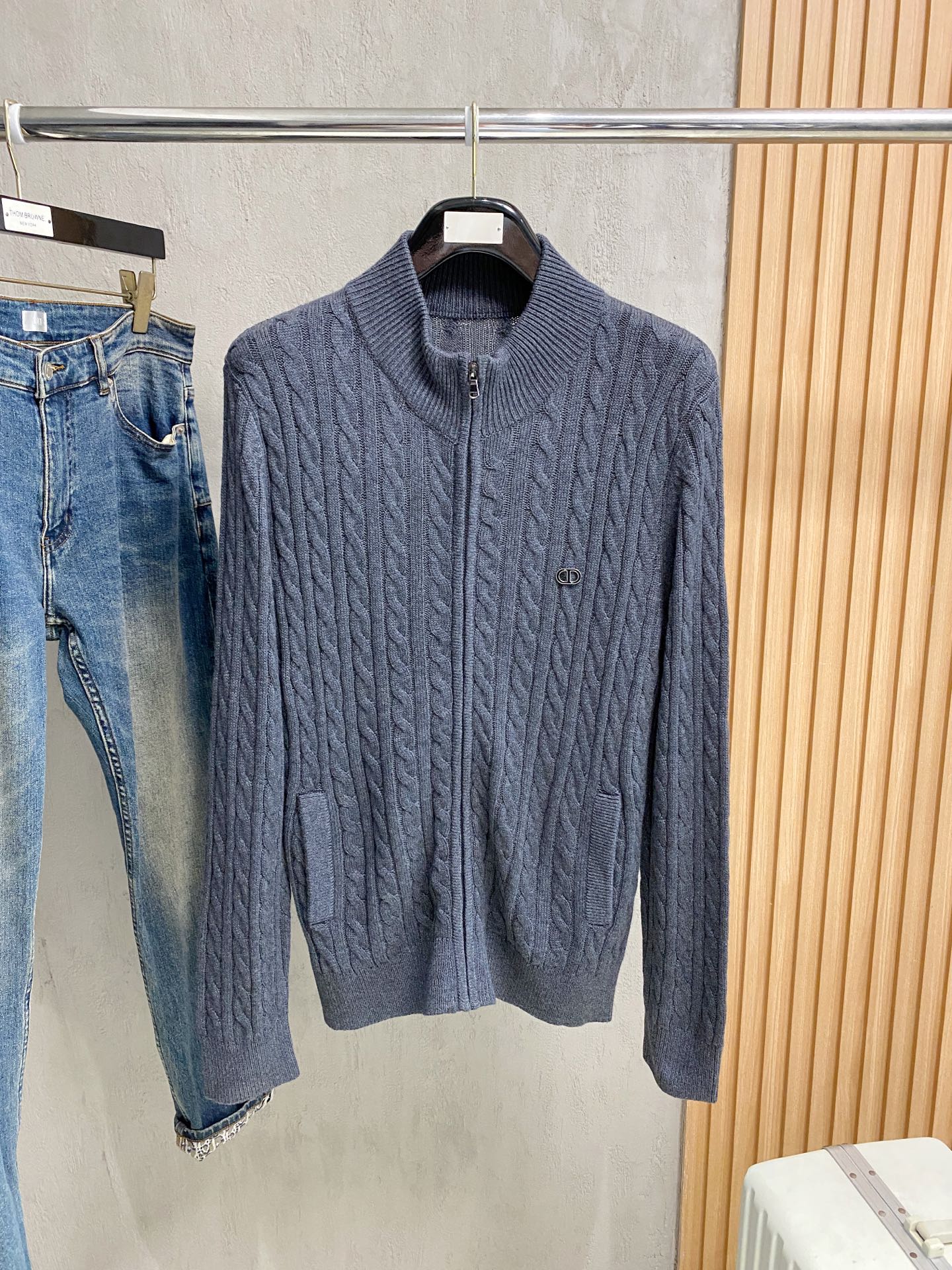 NO:606370,Dior cashmere jacket is made of imported Australian cashmere. It is exquisitely embroidered and embellished. It is highly fashionable and can no longer be described as excellent in all dimensions. The hardware accessories are perfectly restored. A rare fashion item m-3xl in multiple colors, dior, jackets & coats, alexander wang19860909迪奥 羊绒外套 进口澳洲羊绒打造 精美绣花点缀 时髦度高笈落地各个维度已经不能用优*秀来形容了.五金辅料完美11复原. 不可多得的时尚单品m-3xl 多颜色,,dior,jackets & coats,alexander wang,Men's clothing