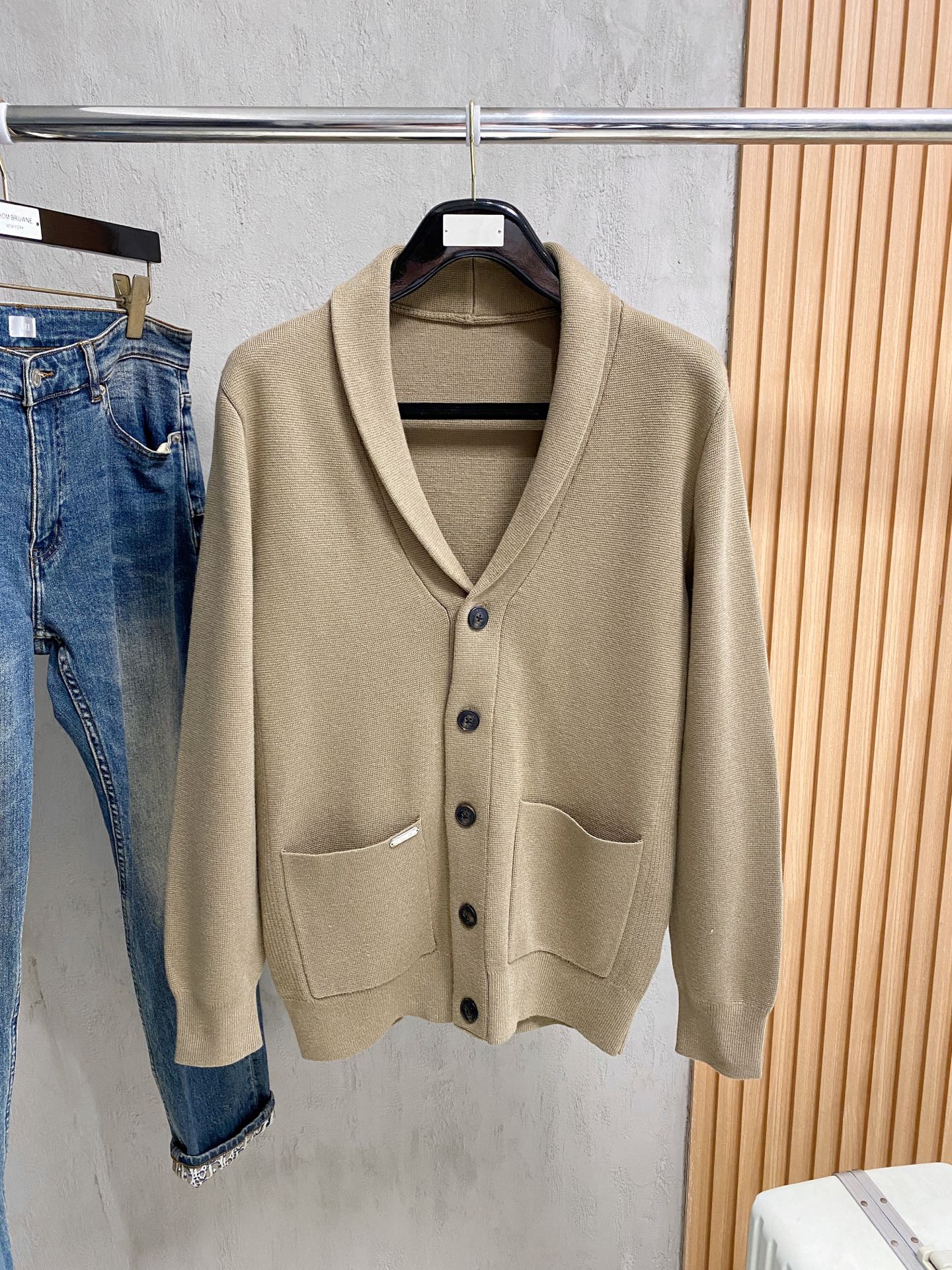 NO:606327,Prada cashmere jacket is made of imported Australian cashmere. It is exquisitely embroidered and embellished. It is highly fashionable and can no longer be described as excellent in every dimension. The hardware accessories are perfectly restored. A rare fashion item m-3xl in multiple colors, prada, jackets & coats, alexander wang19860909普拉达 羊绒外套 进口澳洲羊绒打造 精美绣花点缀 时髦度高笈落地各个维度已经不能用优*秀来形容了.五金辅料完美11复原. 不可多得的时尚单品m-3xl 多颜色,,prada,jackets & coats,alexander wang,Men's clothing