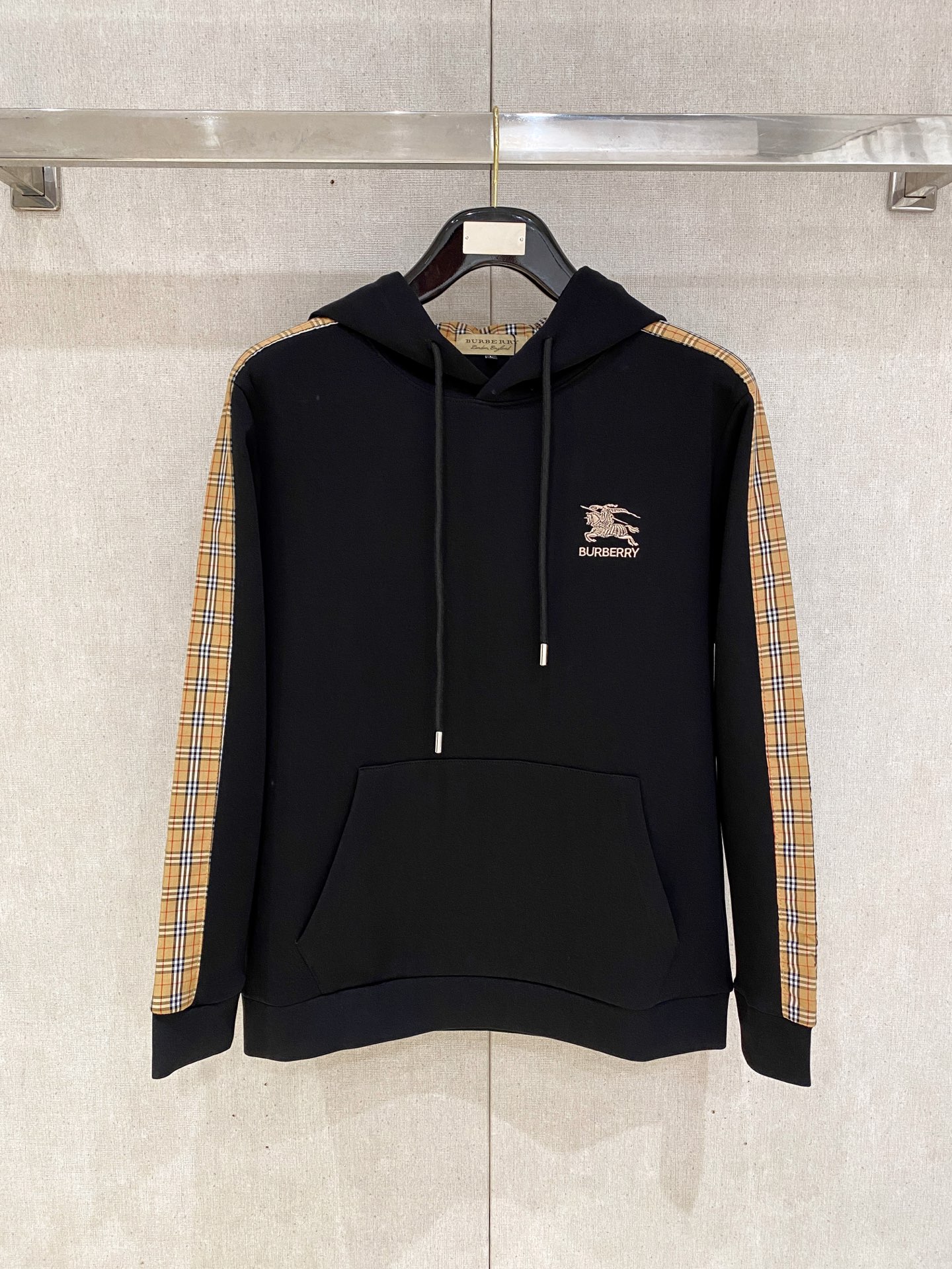 NO:615103,Burberry 2025 early autumn new top version latest air layer hooded sweatshirt exclusive sale!  Original replica, exclusive design, super craftsmanship!  Extremely luxurious!  The pattern is awesome!  Size M-4xl,,burberry,hoodie,sweatshirts,hats,alexander wang19860909巴宝莉 2025早秋新款 顶级版本 最新款空气层 连帽卫衣独家发售！原版复刻,独家设计,超强工艺！极其奢华！版型超赞！尺码M-4xl,,burberry,hoodie,sweatshirts,hats,alexander wang,Men's clothing