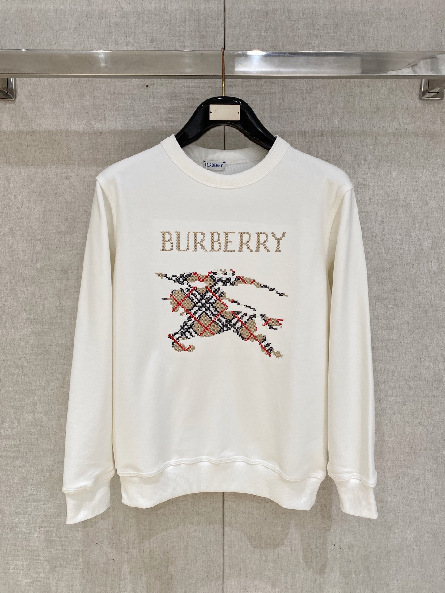 NO:615107,Burberry 25SS [New Product] The latest and top version of exquisite craftsmanship round neck sweatshirt, top quality counter original pullover, top quality imported fabrics, counter quality heavy embroidery design, imported high-end custom fabrics, imported silk threads with first-class feel!  The same styles for men and women are on sale on the official website!  Three complete standards, size s-xl, burberry, hoodie, sweatshirts, alexander wang19860909巴宝莉 25SS【新品】最新最顶级版本精美工艺圆领卫衣,最顶级的品质专柜原单套头衫,顶级制作工艺进口面料,专柜品质重工刺绣设计,采用进口高端订制面料,进口丝线手感一流！男女同款官网在售！三标齐全 码数s-xl,,burberry,hoodie,sweatshirts,alexander wang,Men's clothing