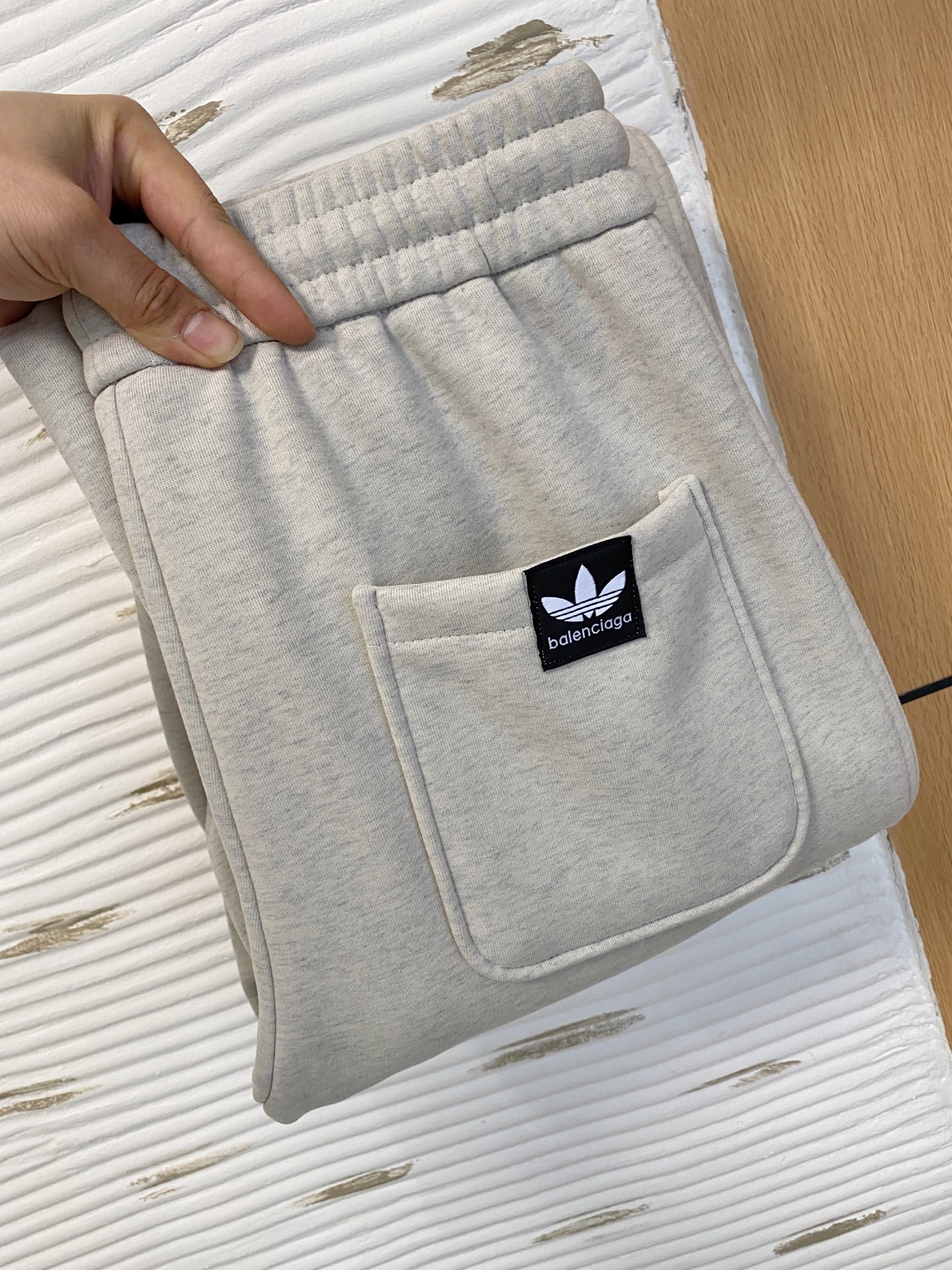 NO:650435,Balenciaga New Products】Autumn and winter new style 25ss casual pants golden classic appears again, original order high-quality fashionable casual pants. Super versatile style. Exclusive custom fabric, very wide and stylish, close-fitting and comfortable. Original custom counter latest hardware accessories. Super beautiful version, upper body shows slender legs, lining and routing are impeccable, can be attended in any occasion, once again emphasize that the fabric is very, very high-quality! Size M-3Xl,,balenciaga,alexander wang19860909巴黎世家 新品】秋冬新款 25ss休闲裤金典再次出现,原单订制高品质时尚休闲裤.超级百搭款.独家定制面料,挺阔有型,贴身舒适.原版定制专柜最新五金辅料.超靓版型、上身显腿修长,內里,走线都无可挑剔,任何场合都可出席,再次强调面料非常非常显档次！码数 M-3Xl,,balenciaga,alexander wang,Men's clothing