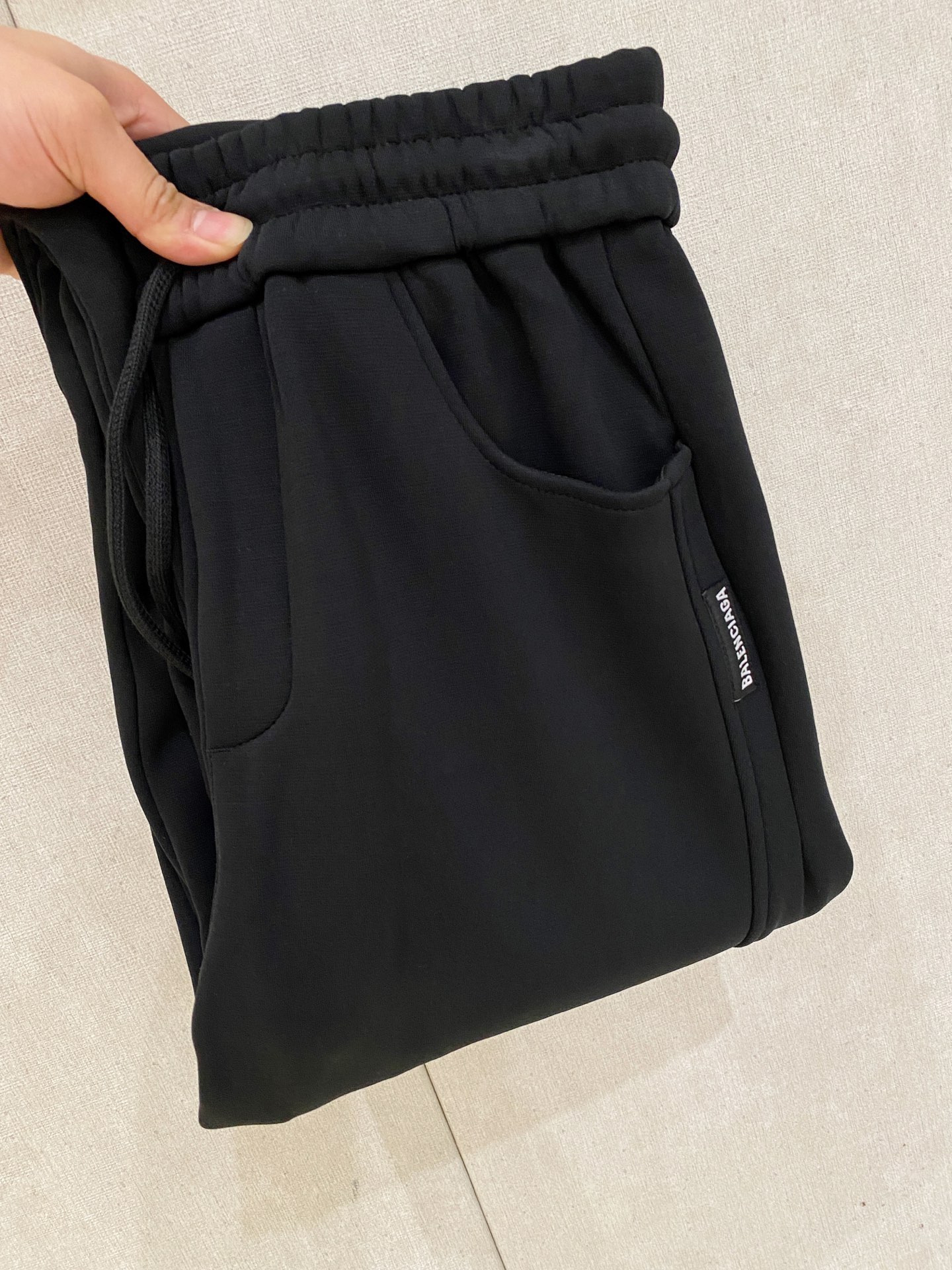 NO:614405,New LV products] Autumn and winter new 25ss casual pants golden classic appears again, original order high-quality fashionable casual pants. Super versatile style. Exclusive custom-made fabric, very wide and stylish, close-fitting and comfortable. The latest hardware accessories from the original custom counter. Super beautiful version, the upper body shows slender legs, the lining and routing are impeccable, you can attend any occasion, and once again emphasize that the fabric is very, very classy! Size M-3Xl,,louis vuitton,alexander wang19860909LV 新品】秋冬新款 25ss休闲裤金典再次出现,原单订制高品质时尚休闲裤.超级百搭款.独家定制面料,挺阔有型,贴身舒适.原版定制专柜最新五金辅料.超靓版型、上身显腿修长,內里,走线都无可挑剔,任何场合都可出席,再次强调面料非常非常显档次！码数 M-3Xl,,louis vuitton,alexander wang,Men's clothing