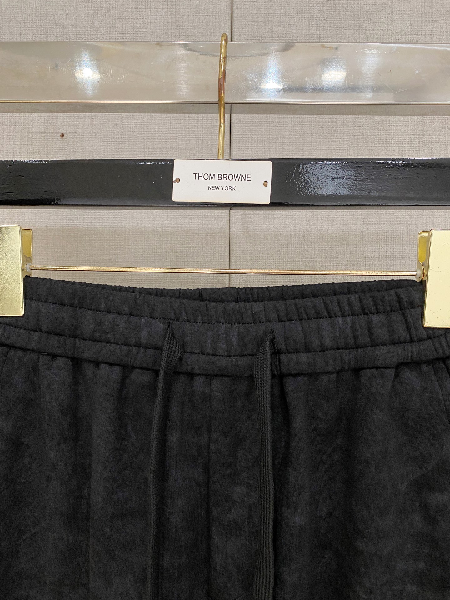 Y-3 2025秋冬最新休闲裤 潮人必备 版型超赞，能很好的修复各种腿型，非常个性！柔软排汗，舒适度极高