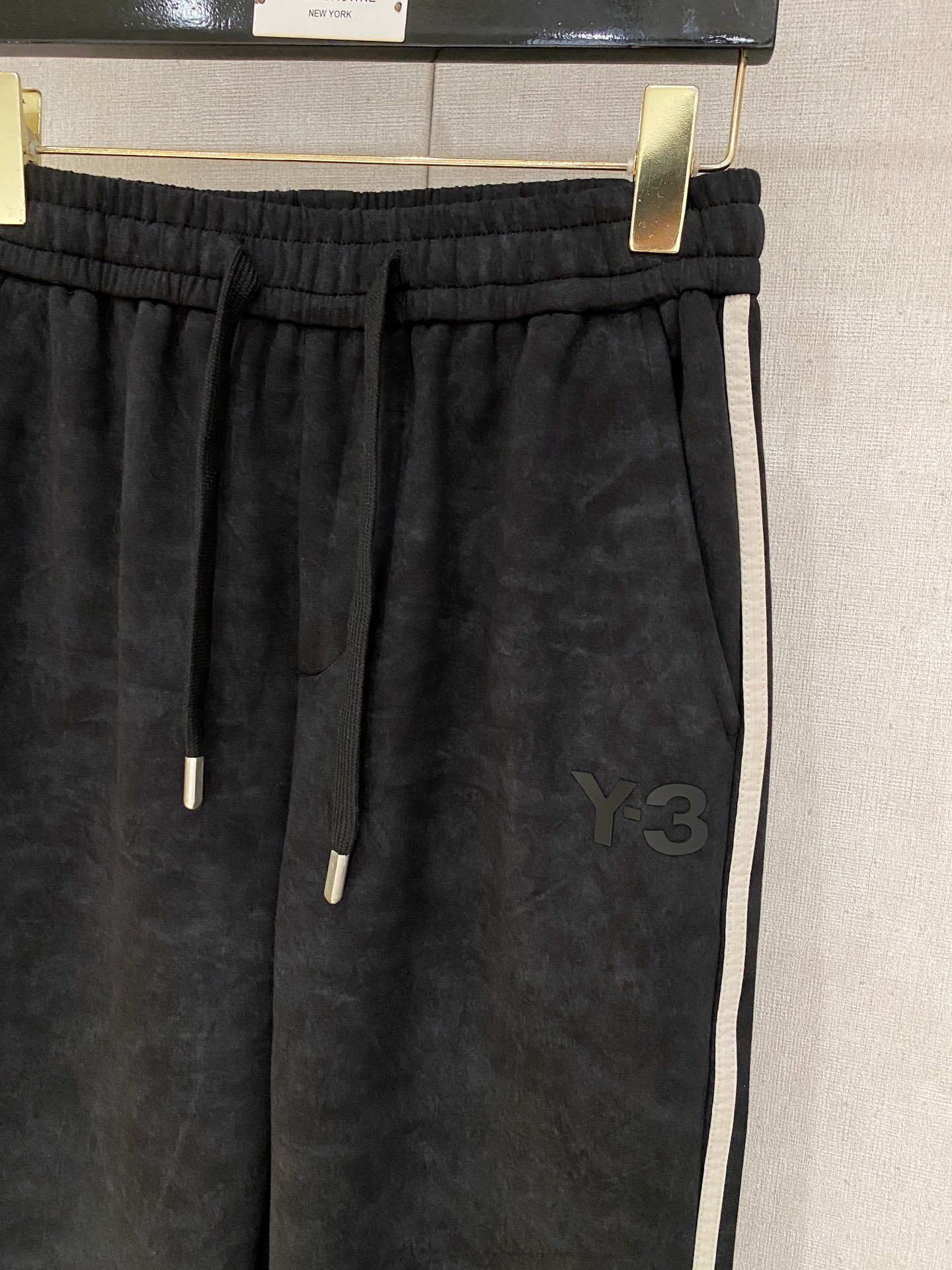 Y-3 2025秋冬最新休闲裤 潮人必备 版型超赞，能很好的修复各种腿型，非常个性！柔软排汗，舒适度极高