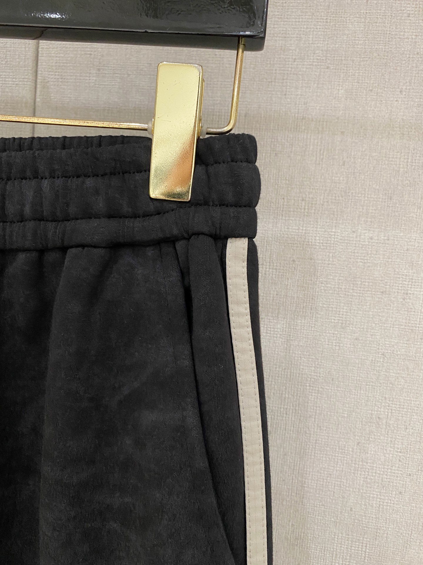 Y-3 2025秋冬最新休闲裤 潮人必备 版型超赞，能很好的修复各种腿型，非常个性！柔软排汗，舒适度极高