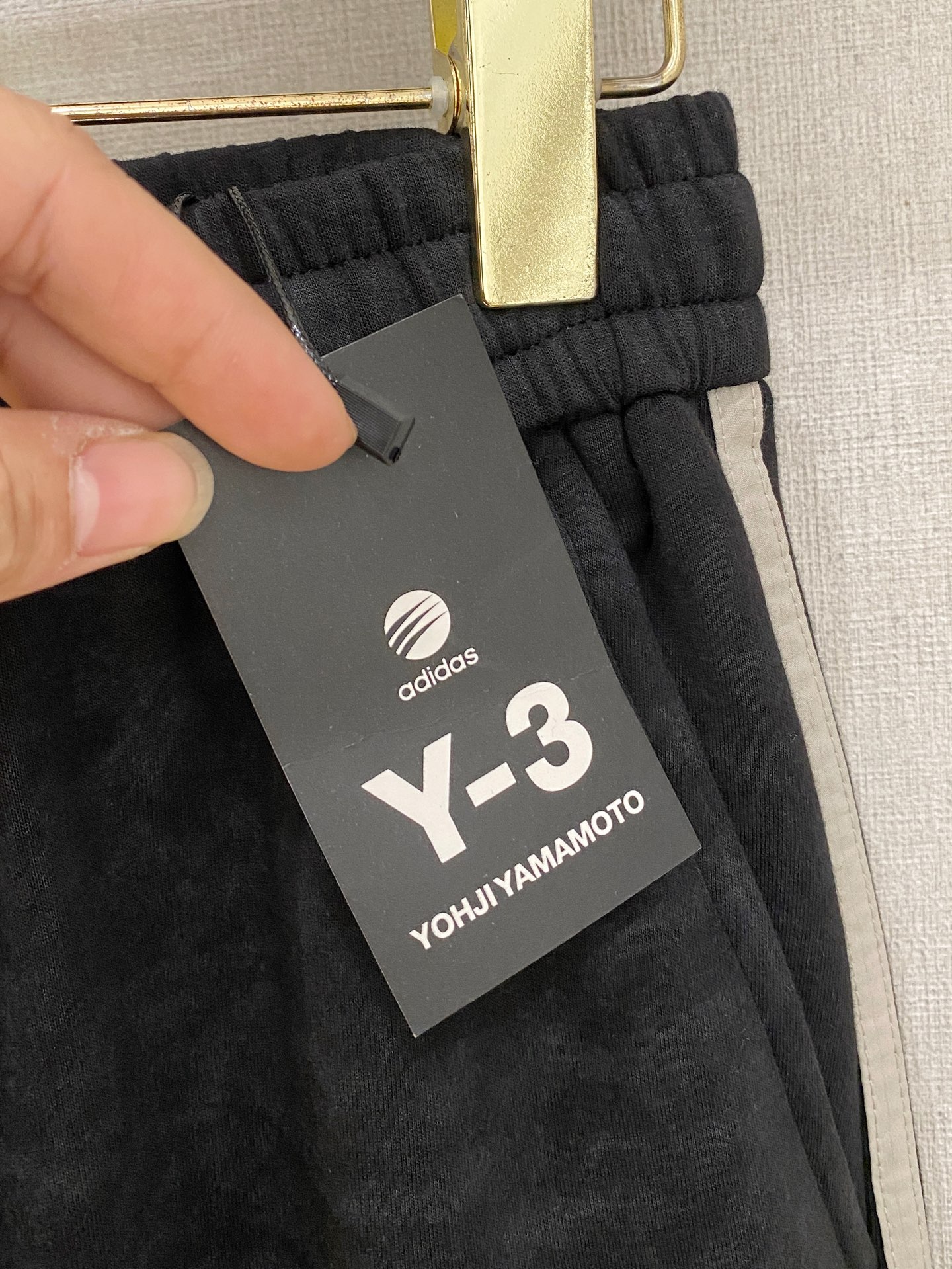 Y-3 2025秋冬最新休闲裤 潮人必备 版型超赞，能很好的修复各种腿型，非常个性！柔软排汗，舒适度极高