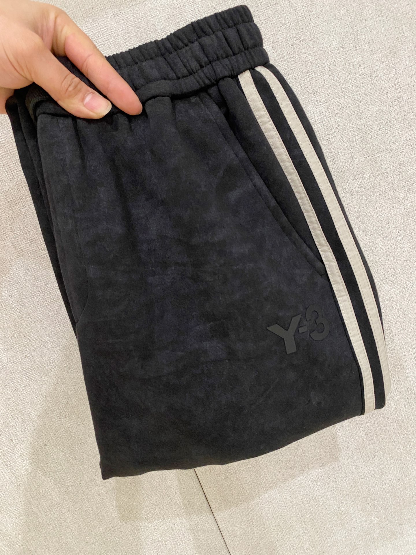 NO:612278,Y-3 2025 autumn and winter latest casual pants are a must-have for fashionistas. The shape is awesome, it can well repair various leg shapes, and it is very personalized!  Soft and sweat-wicking, extremely comfortable. The waistband of the trouser legs is customized with elastic elastic bands and original accessories details. The upper body is sporty, casual and fashionable, a must-have for leisure and travel. Sizes 29-36,,alexander wang19860909Y-3 2025秋冬最新休闲裤 潮人必备 版型超赞,能很好的修复各种腿型,非常个性！柔软排汗,舒适度极高.裤腿腰部订制松紧橡筋、原版辅料细节.上身运动休闲时尚,出街休闲、外出旅游必备. 尺码29-36,,alexander wang,Men's clothing