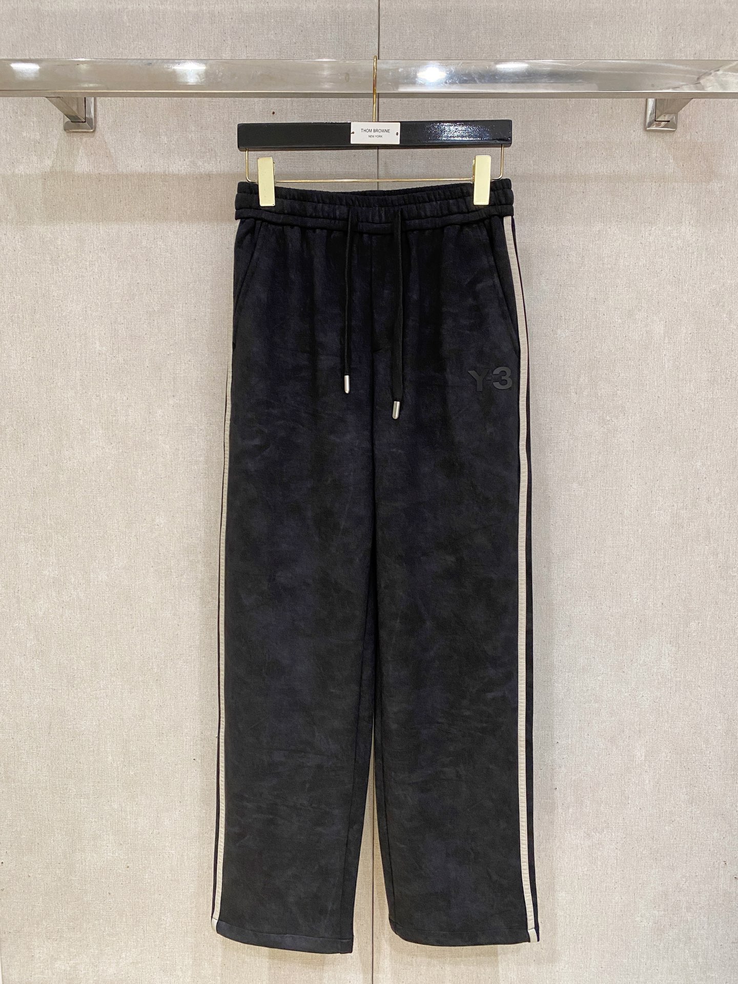 Y-3 2025秋冬最新休闲裤 潮人必备 版型超赞，能很好的修复各种腿型，非常个性！柔软排汗，舒适度极高