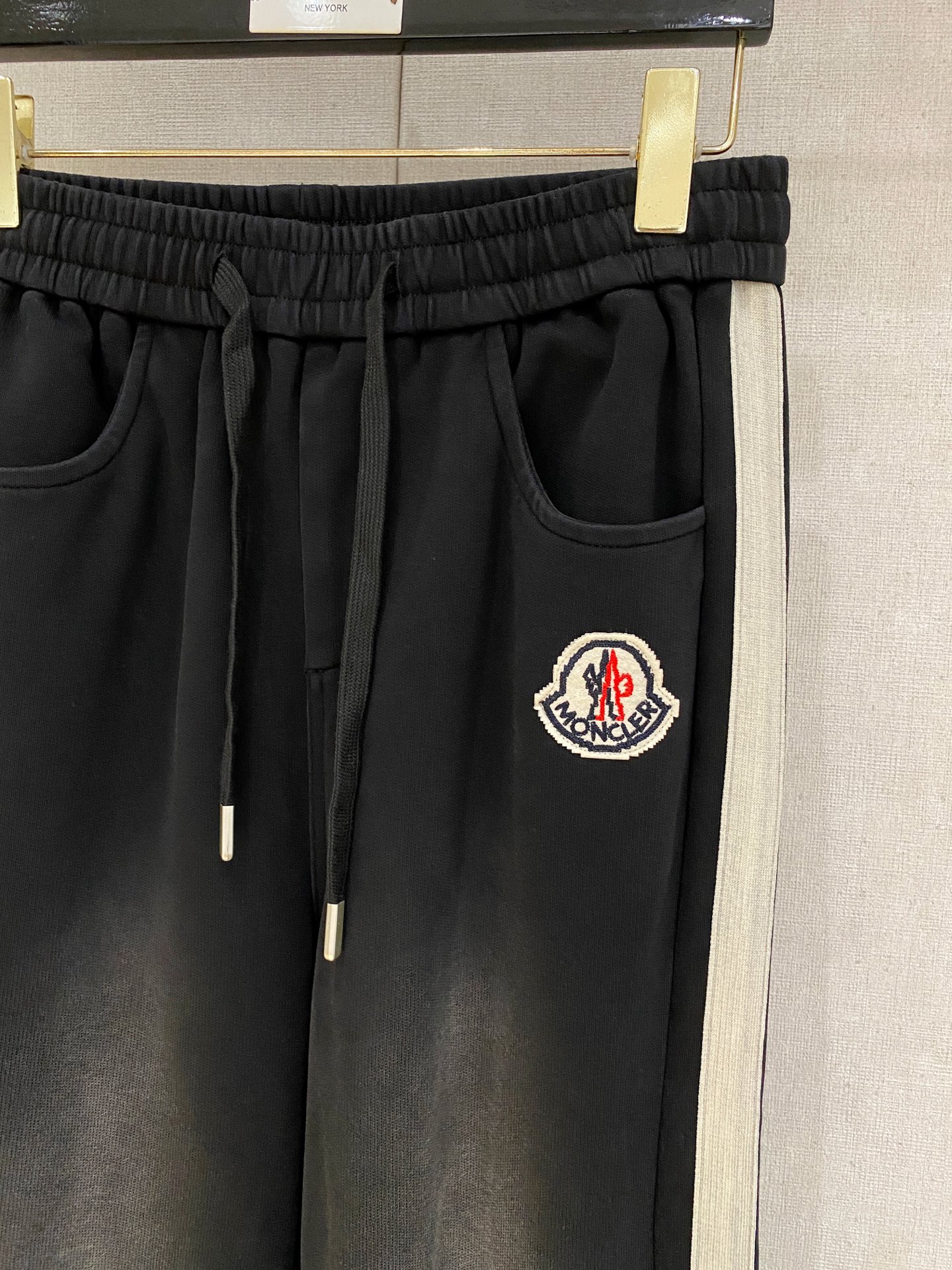 蒙口 2025秋冬最新休闲裤 潮人必备 版型超赞，能很好的修复各种腿型，非常个性！柔软排汗，舒适度极高。