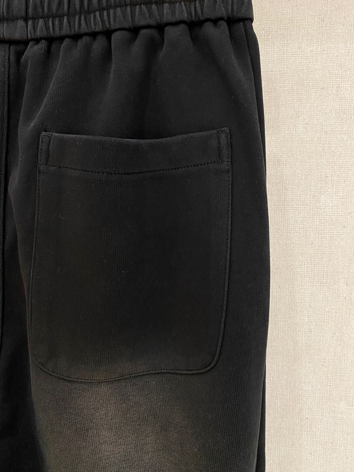 蒙口 2025秋冬最新休闲裤 潮人必备 版型超赞，能很好的修复各种腿型，非常个性！柔软排汗，舒适度极高。