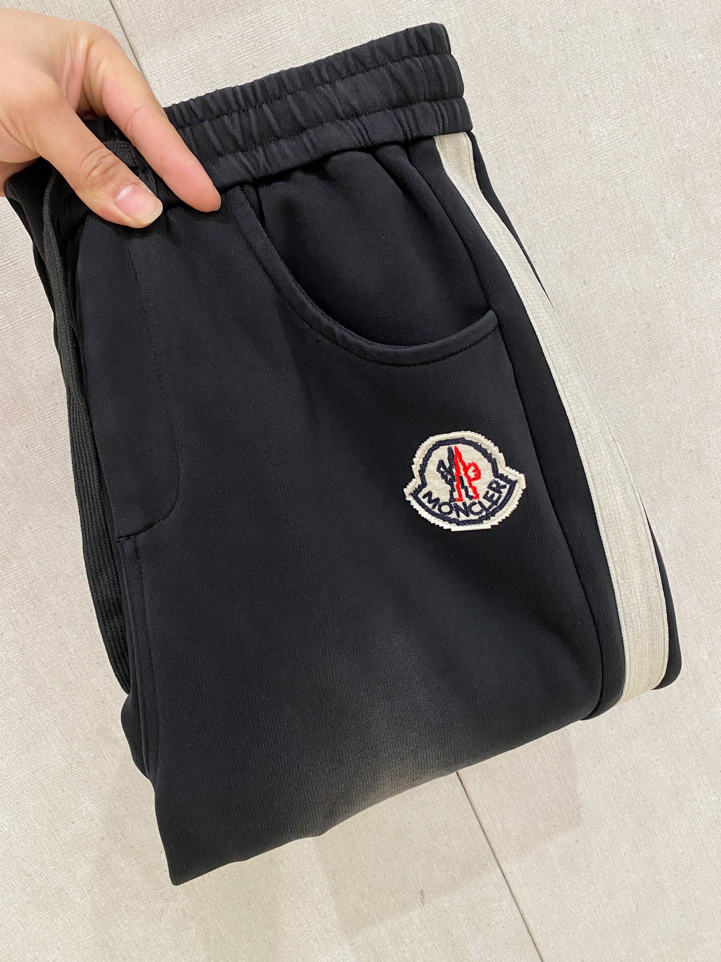 蒙口 2025秋冬最新休闲裤 潮人必备 版型超赞，能很好的修复各种腿型，非常个性！柔软排汗，舒适度极高。