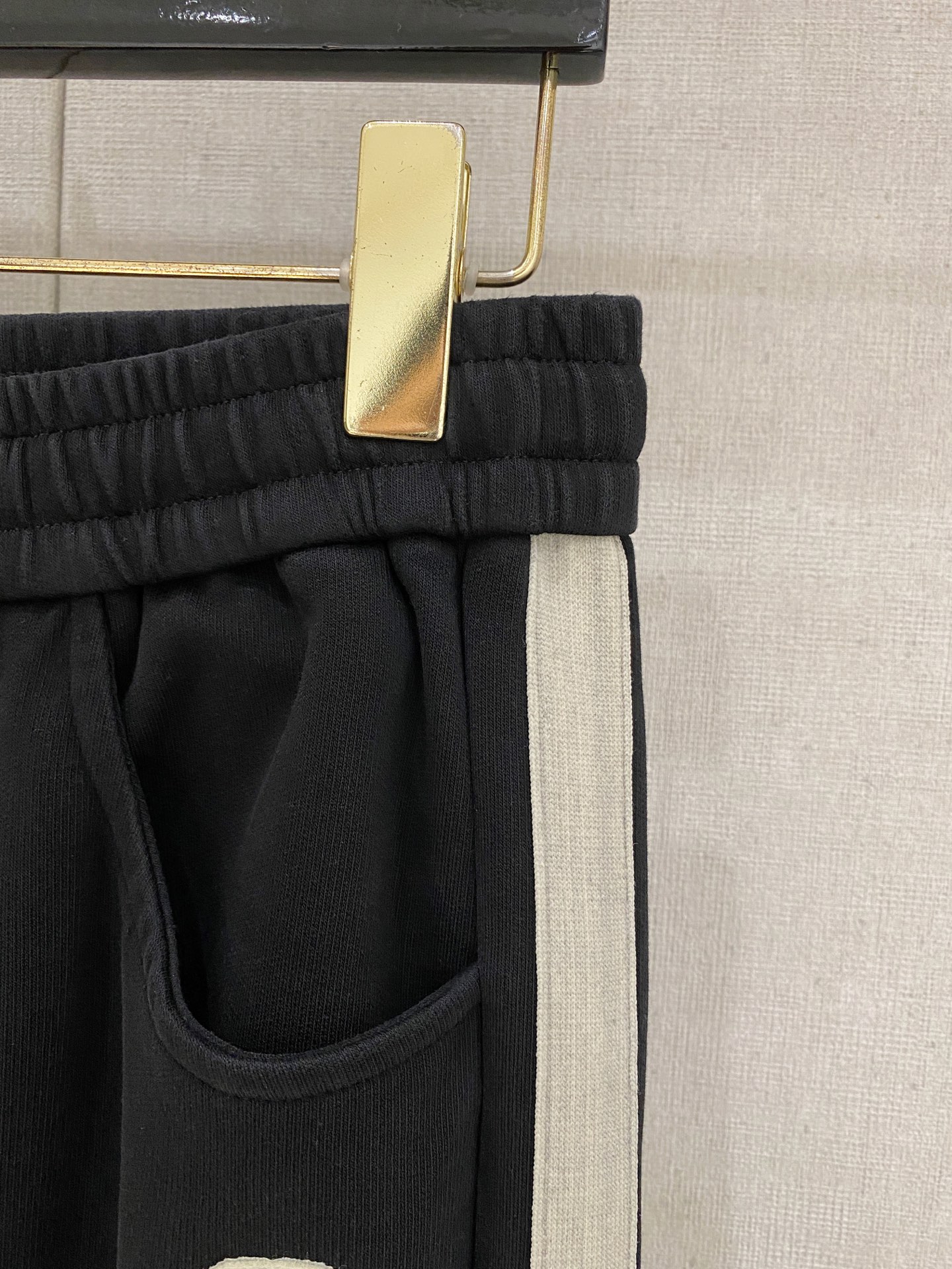 蒙口 2025秋冬最新休闲裤 潮人必备 版型超赞，能很好的修复各种腿型，非常个性！柔软排汗，舒适度极高。