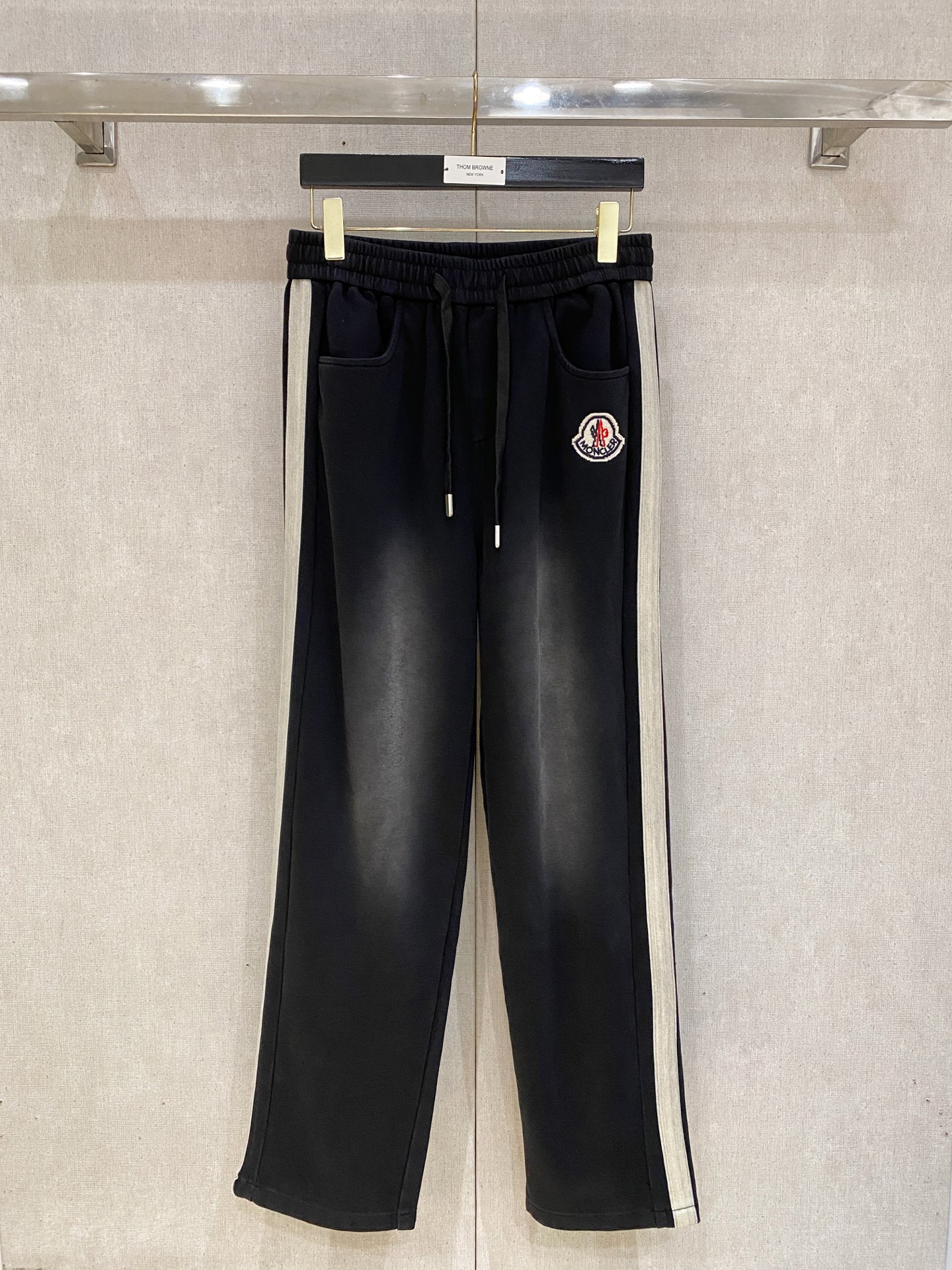 蒙口 2025秋冬最新休闲裤 潮人必备 版型超赞，能很好的修复各种腿型，非常个性！柔软排汗，舒适度极高。