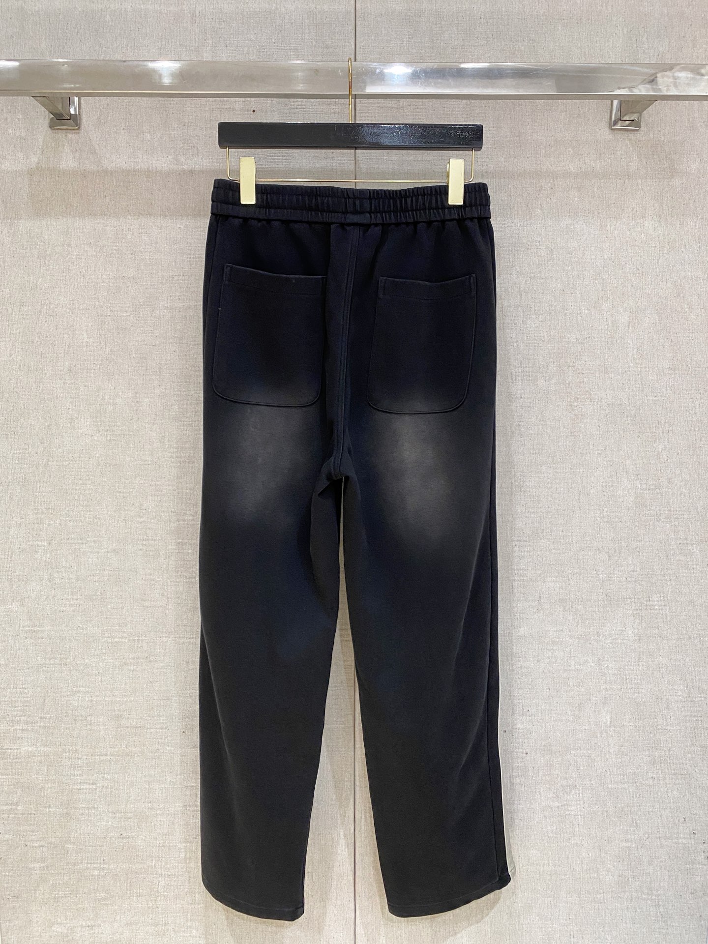 蒙口 2025秋冬最新休闲裤 潮人必备 版型超赞，能很好的修复各种腿型，非常个性！柔软排汗，舒适度极高。