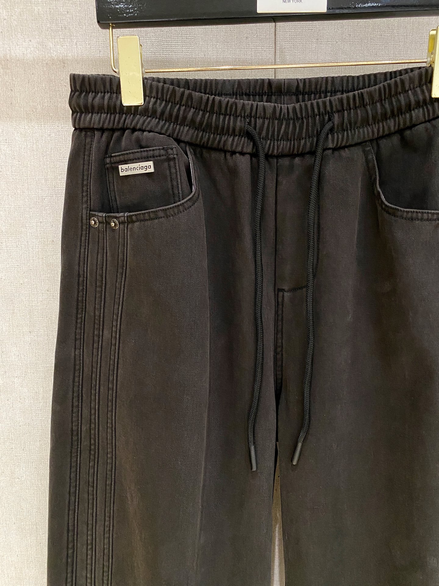 巴黎世家 2025秋冬最新系列男士加厚休闲裤！内里加绒，非常保暖，北方的宝子们赶紧备上！采用客供弹力柔棉