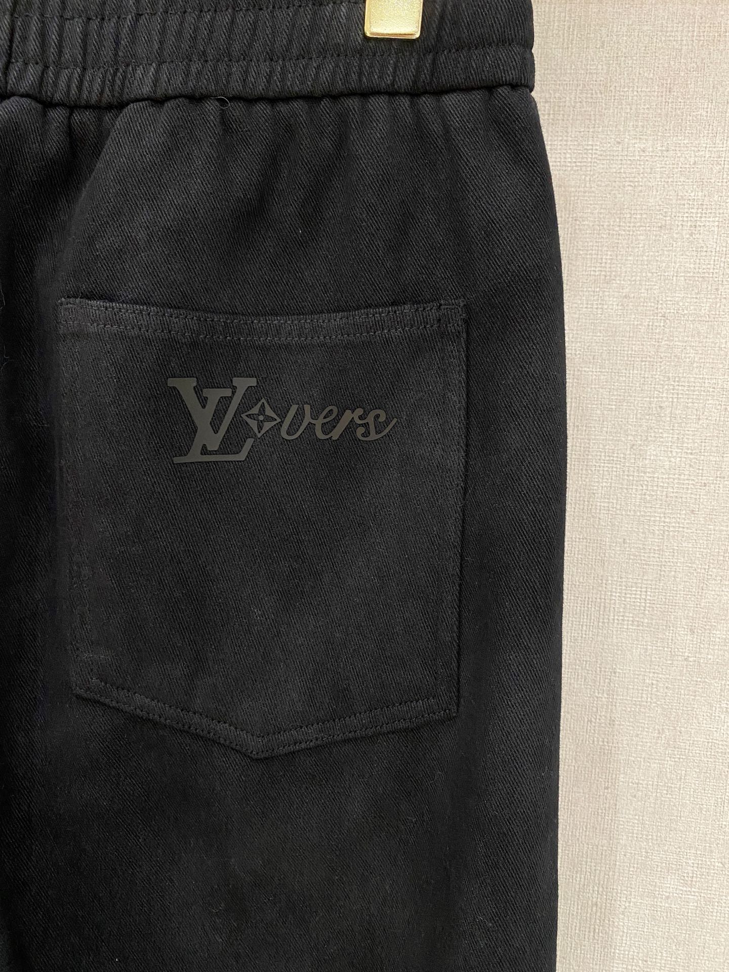 LV 2025秋冬最新系列男士加厚休闲裤！内里加绒，非常保暖，北方的宝子们赶紧备上！采用客供弹力柔棉材质