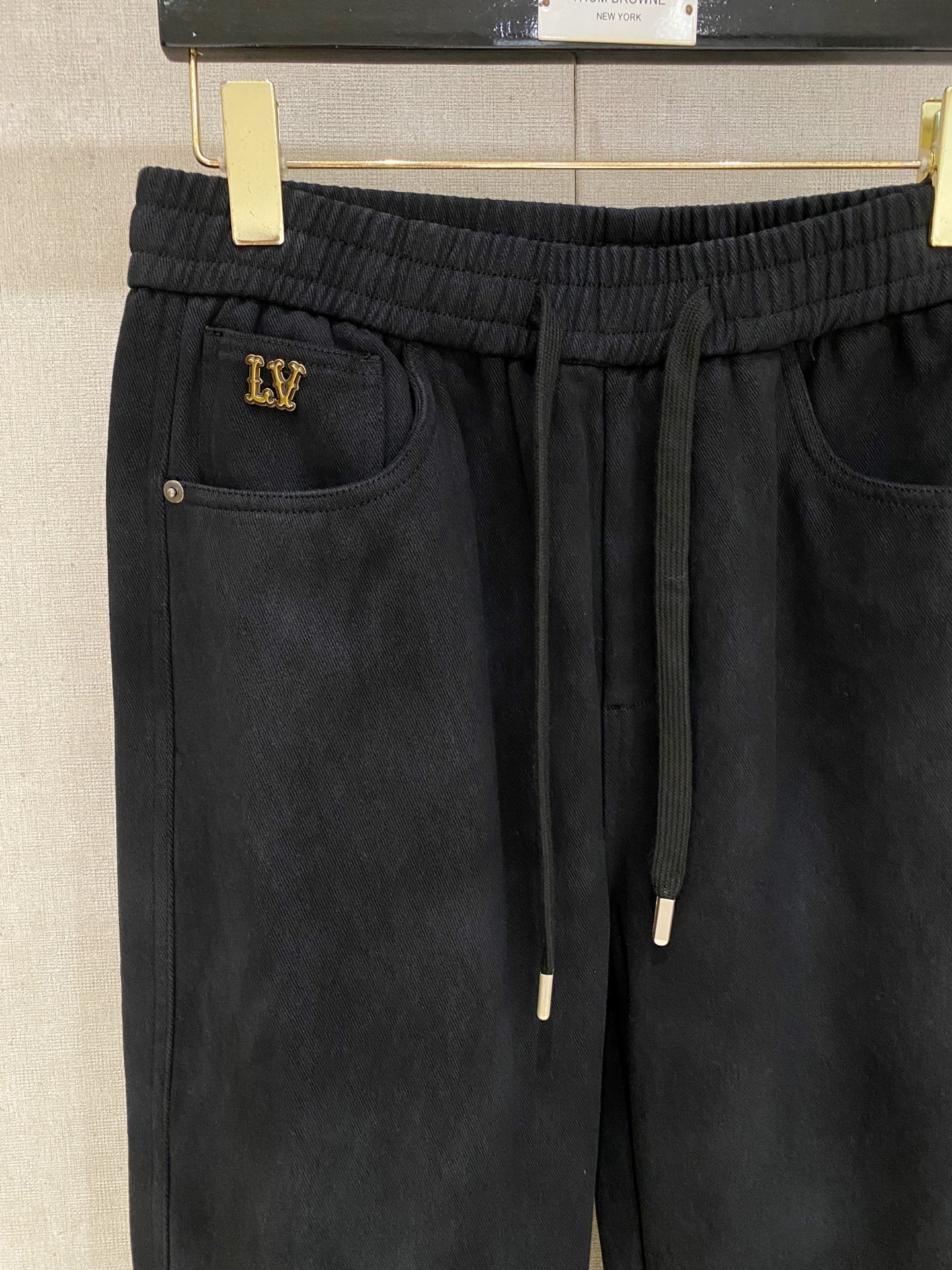 LV 2025秋冬最新系列男士加厚休闲裤！内里加绒，非常保暖，北方的宝子们赶紧备上！采用客供弹力柔棉材质