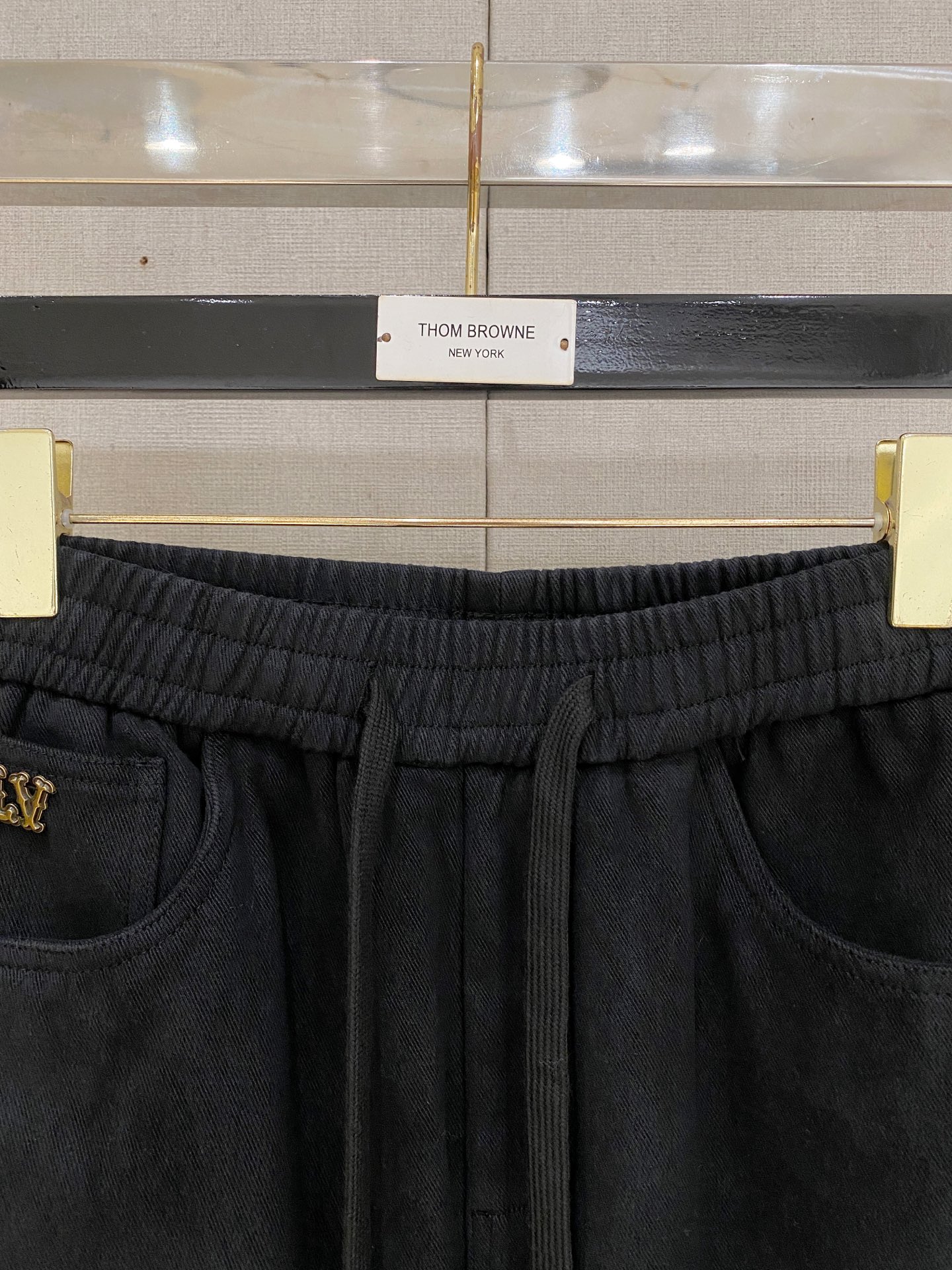 LV 2025秋冬最新系列男士加厚休闲裤！内里加绒，非常保暖，北方的宝子们赶紧备上！采用客供弹力柔棉材质