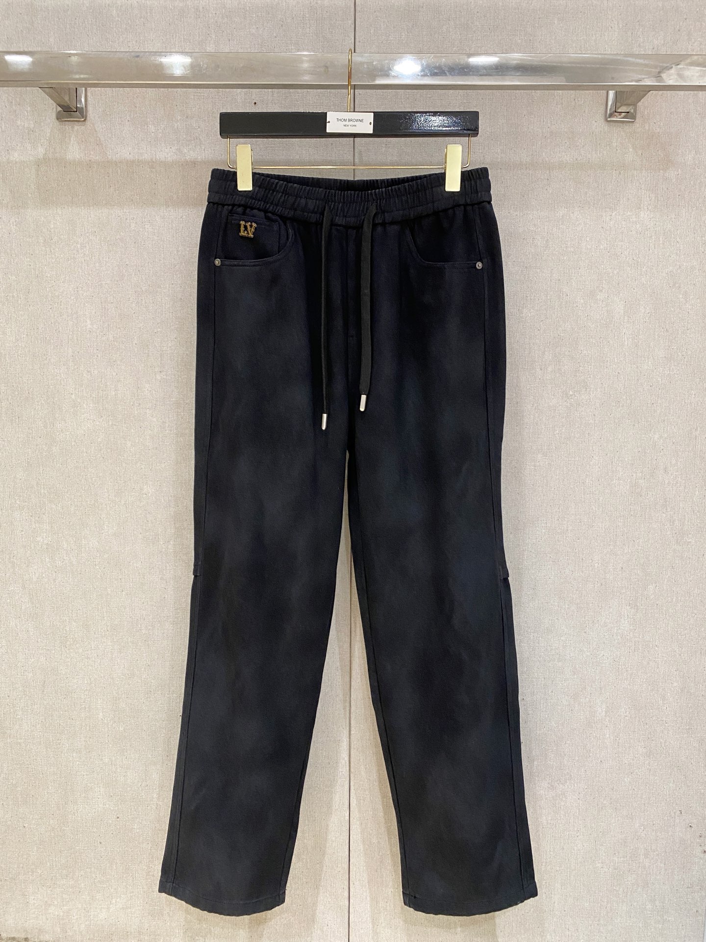 LV 2025秋冬最新系列男士加厚休闲裤！内里加绒，非常保暖，北方的宝子们赶紧备上！采用客供弹力柔棉材质