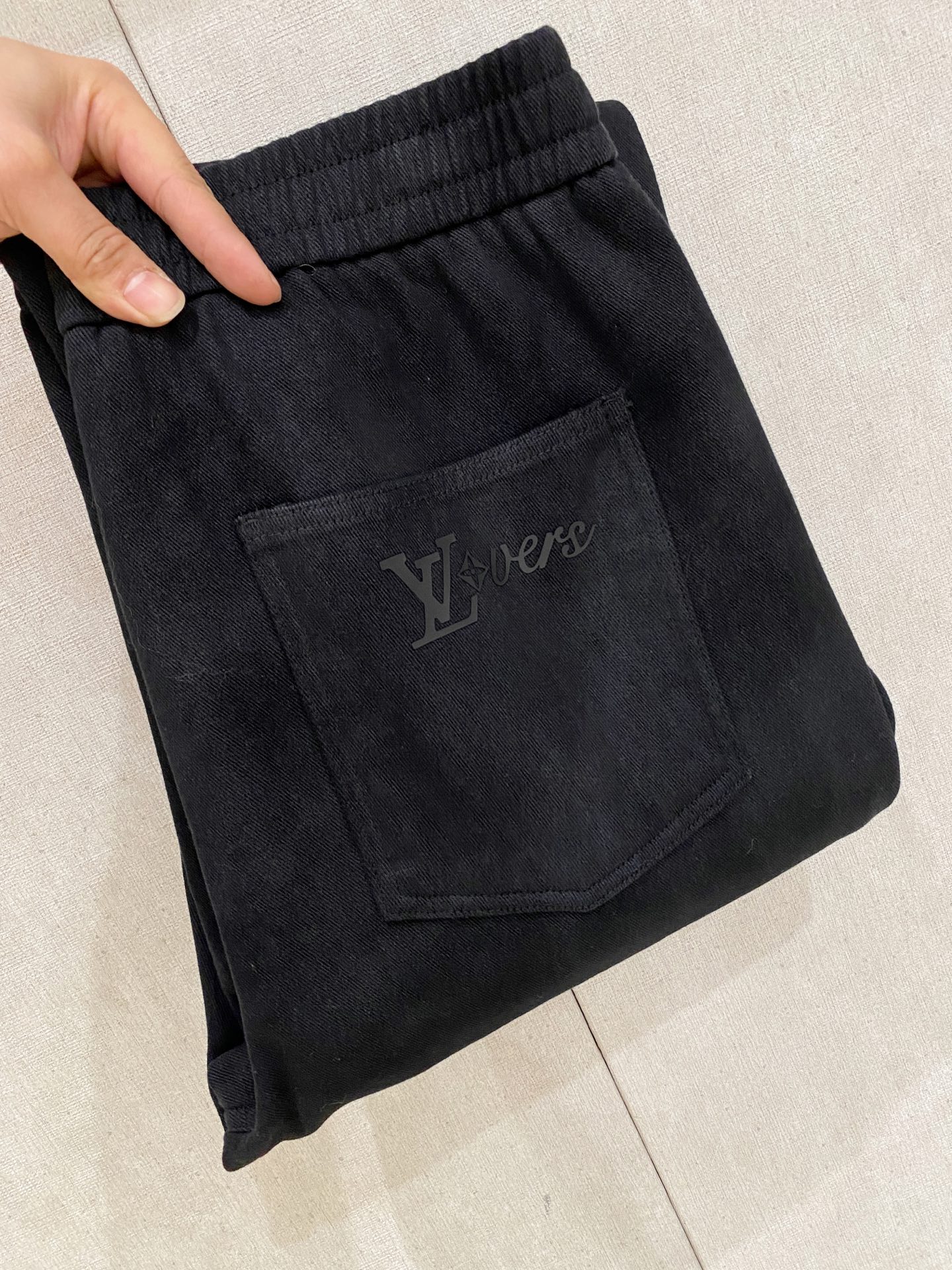 LV 2025秋冬最新系列男士加厚休闲裤！内里加绒，非常保暖，北方的宝子们赶紧备上！采用客供弹力柔棉材质