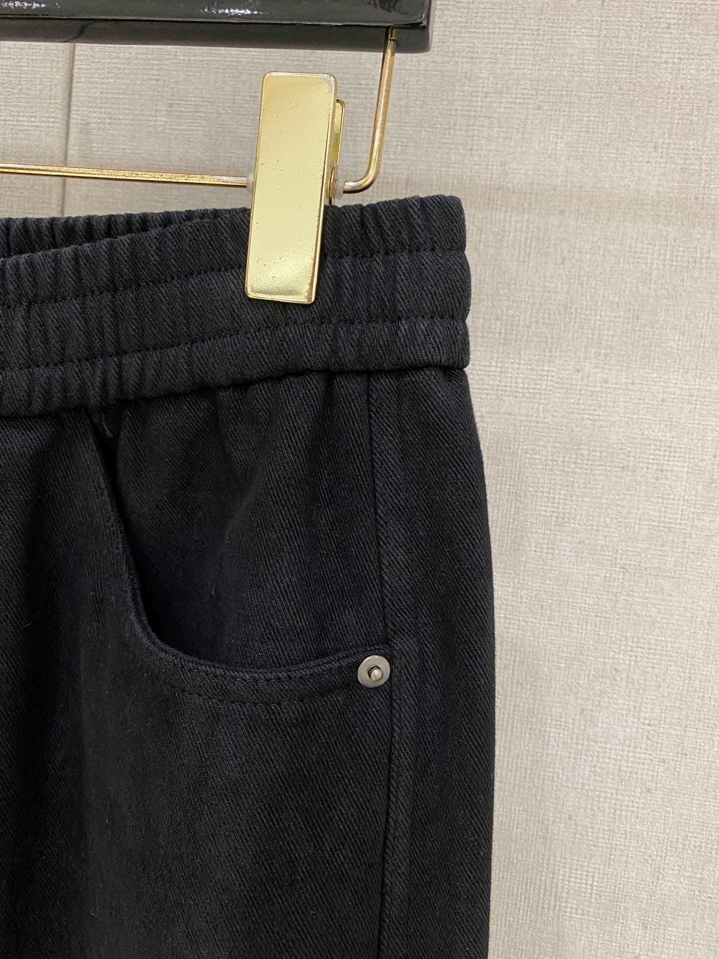 LV 2025秋冬最新系列男士加厚休闲裤！内里加绒，非常保暖，北方的宝子们赶紧备上！采用客供弹力柔棉材质