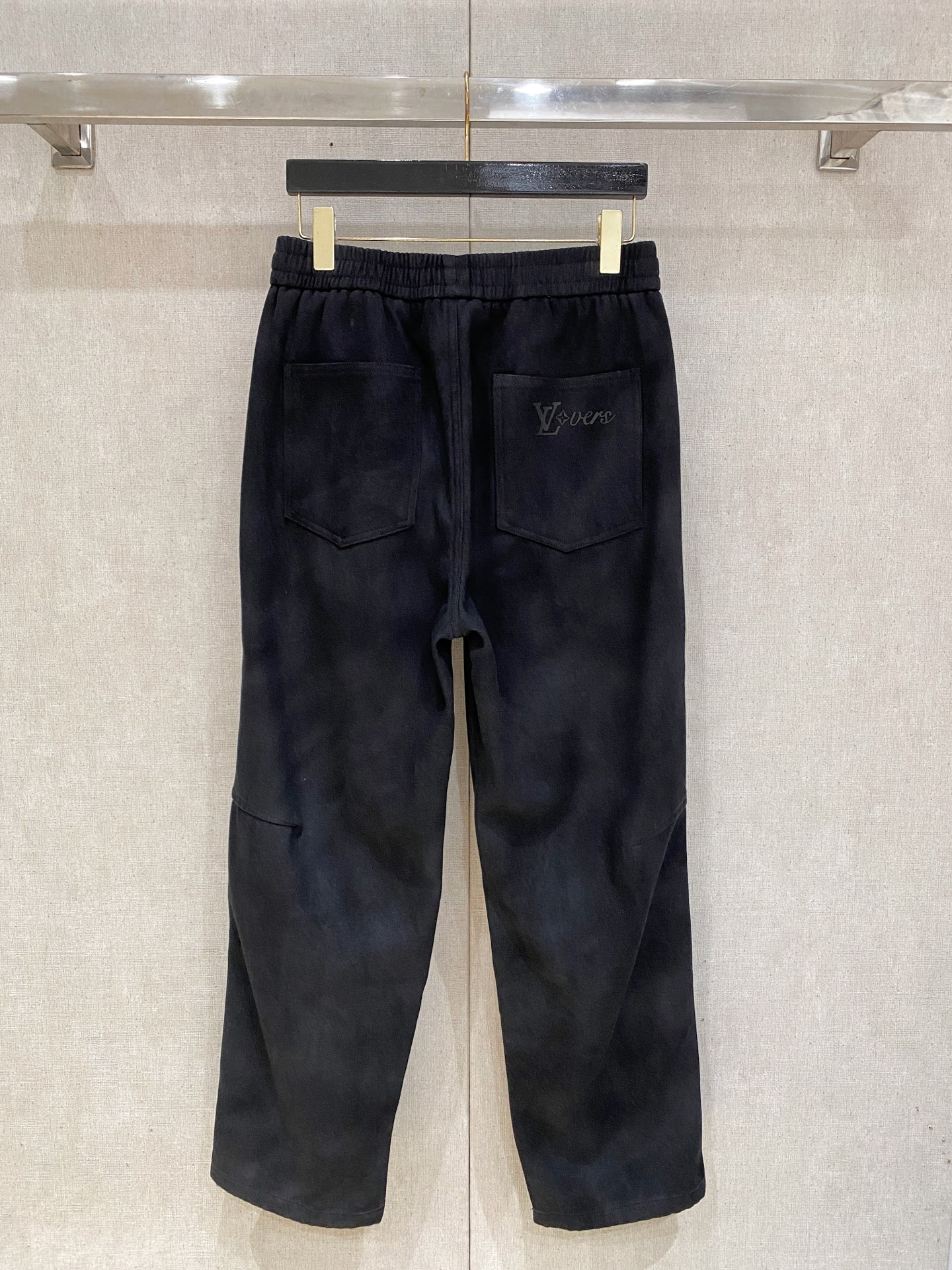 LV 2025秋冬最新系列男士加厚休闲裤！内里加绒，非常保暖，北方的宝子们赶紧备上！采用客供弹力柔棉材质