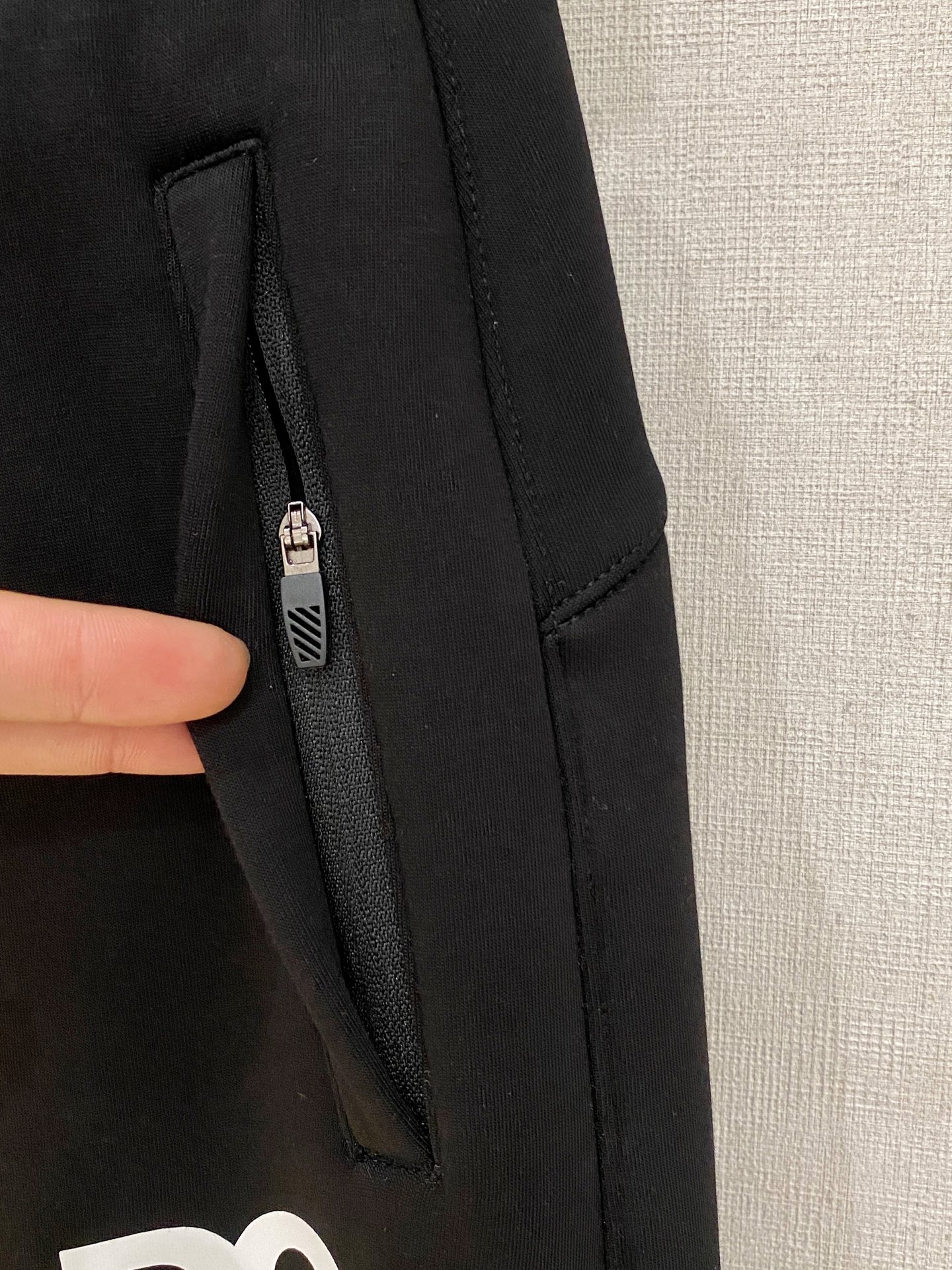 DG 2025秋冬最新休闲裤 加厚款 日常必备 版型超赞，能很好的修复各种腿型，非常个性！柔软排汗，舒适