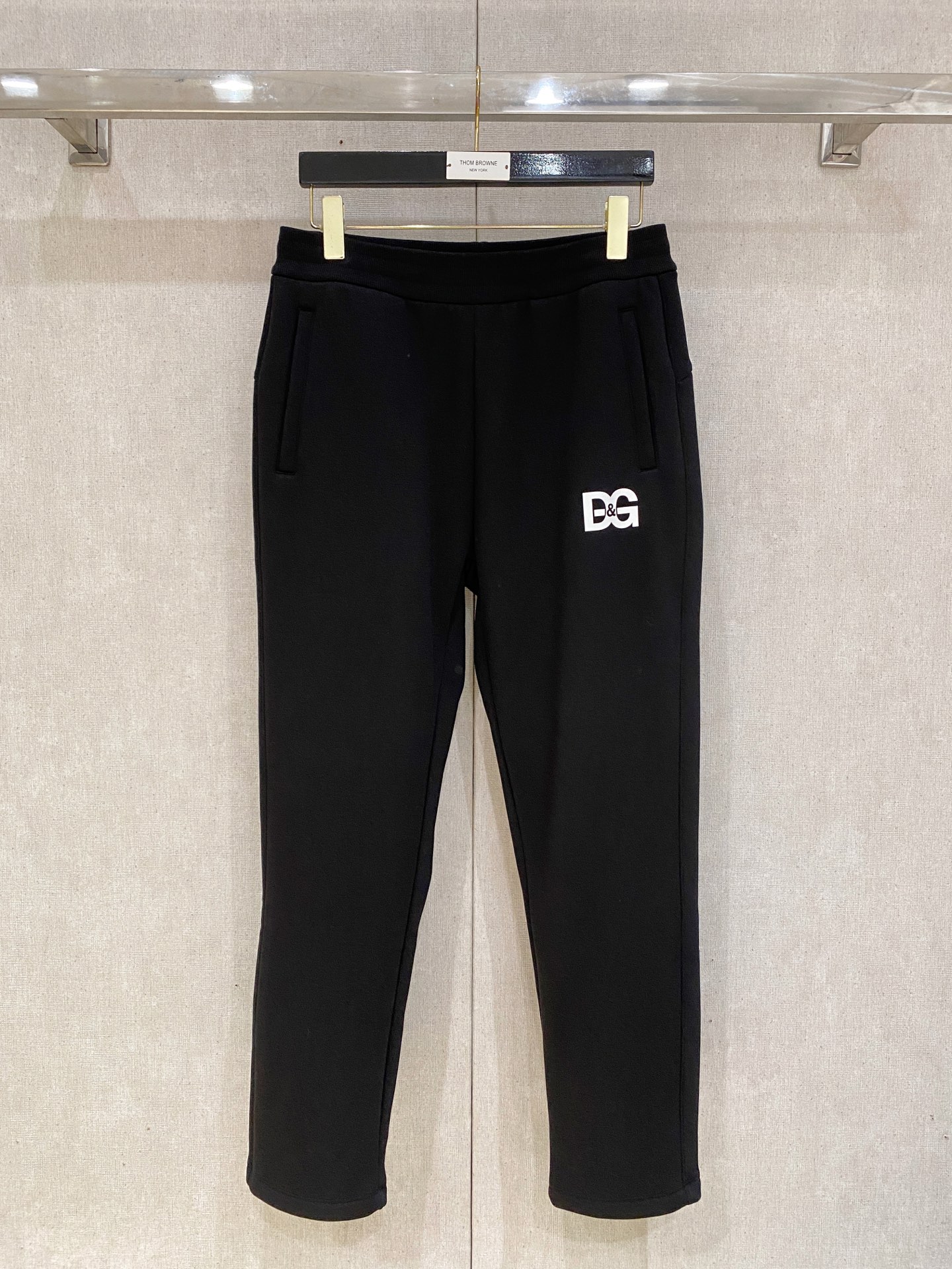 DG 2025秋冬最新休闲裤 加厚款 日常必备 版型超赞，能很好的修复各种腿型，非常个性！柔软排汗，舒适