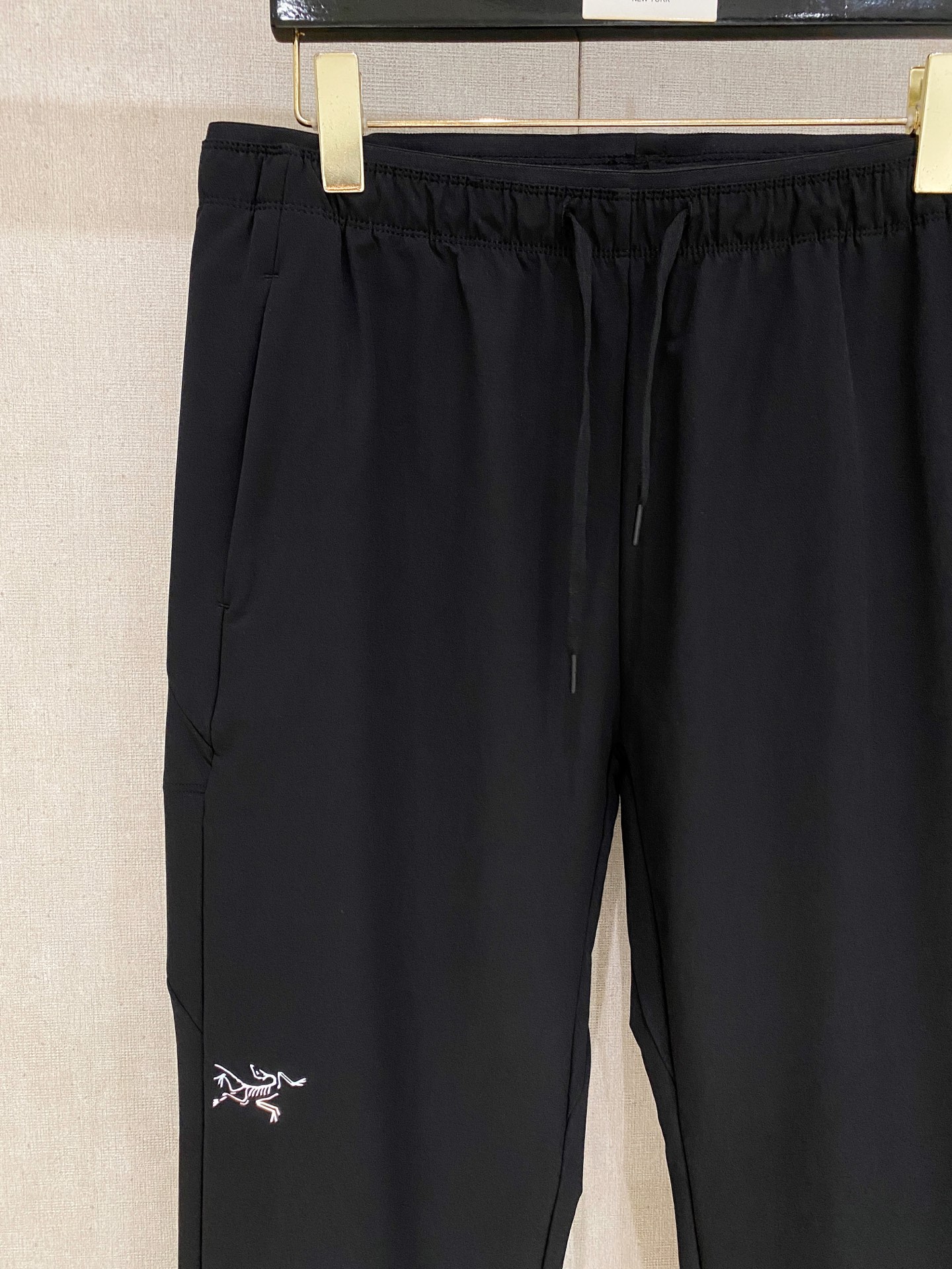 始祖鸟 男士休闲裤👍速干面料休闲裤，最新款上身版型无敌正！绝对可以闭眼收的一款此款裤子非常百搭，弹力腰围