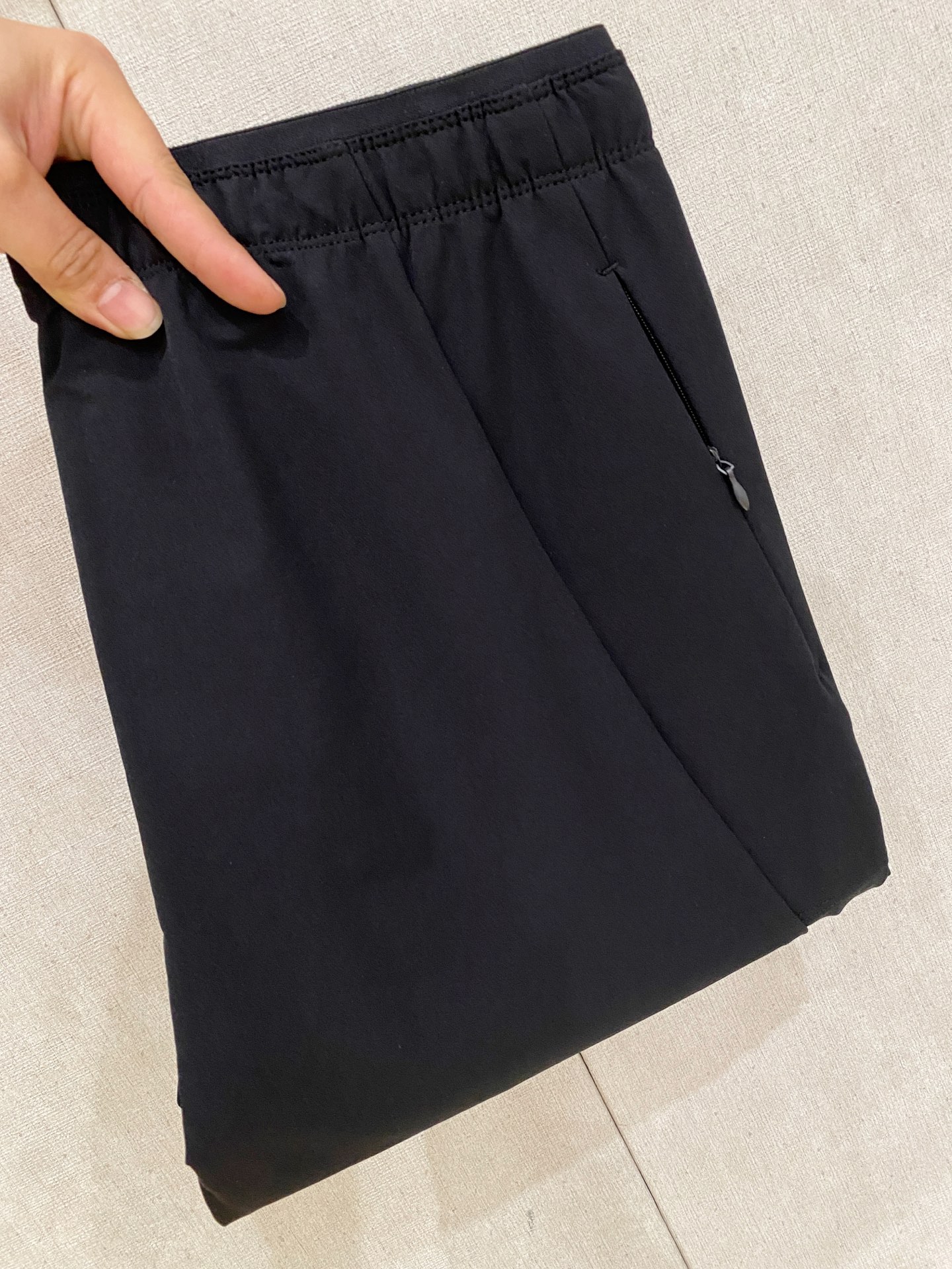 始祖鸟 男士休闲裤👍速干面料休闲裤，最新款上身版型无敌正！绝对可以闭眼收的一款此款裤子非常百搭，弹力腰围