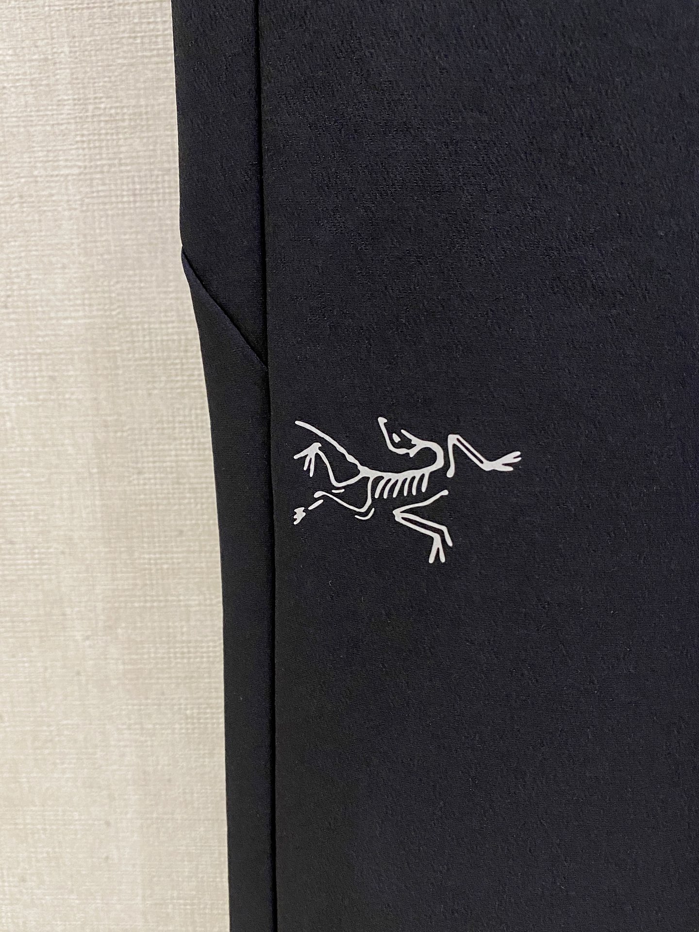 始祖鸟 男士休闲裤👍速干面料休闲裤，最新款上身版型无敌正！绝对可以闭眼收的一款此款裤子非常百搭，弹力腰围