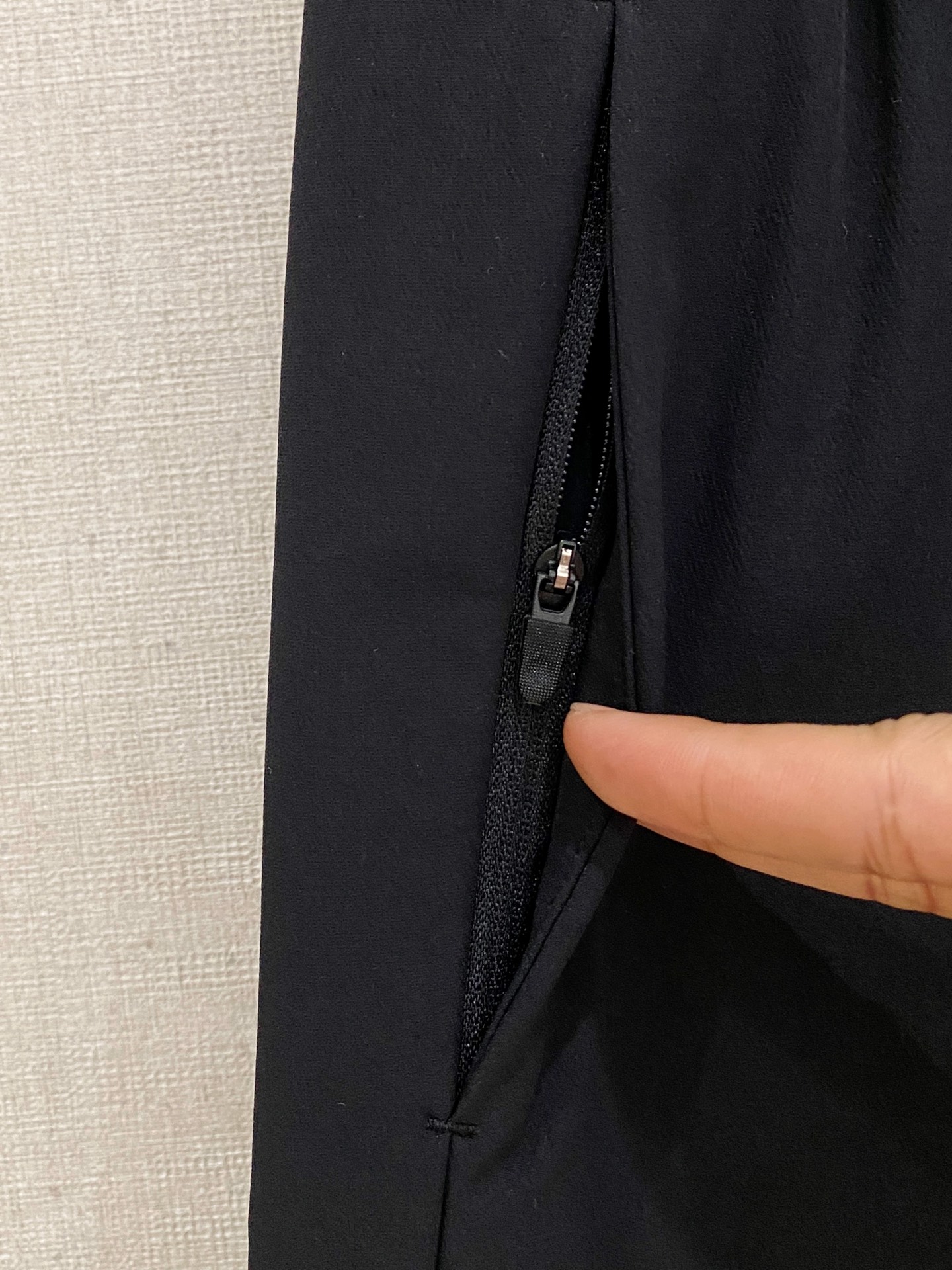 始祖鸟 男士休闲裤👍速干面料休闲裤，最新款上身版型无敌正！绝对可以闭眼收的一款此款裤子非常百搭，弹力腰围