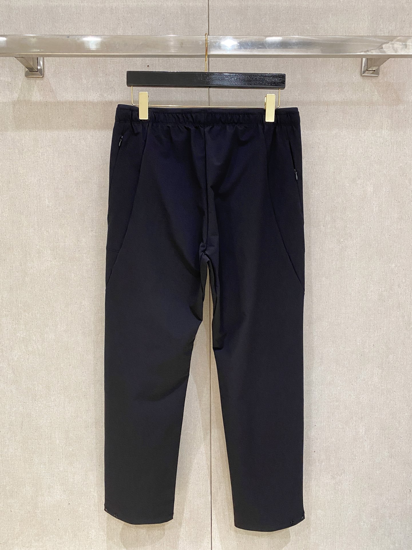 始祖鸟 男士休闲裤👍速干面料休闲裤，最新款上身版型无敌正！绝对可以闭眼收的一款此款裤子非常百搭，弹力腰围