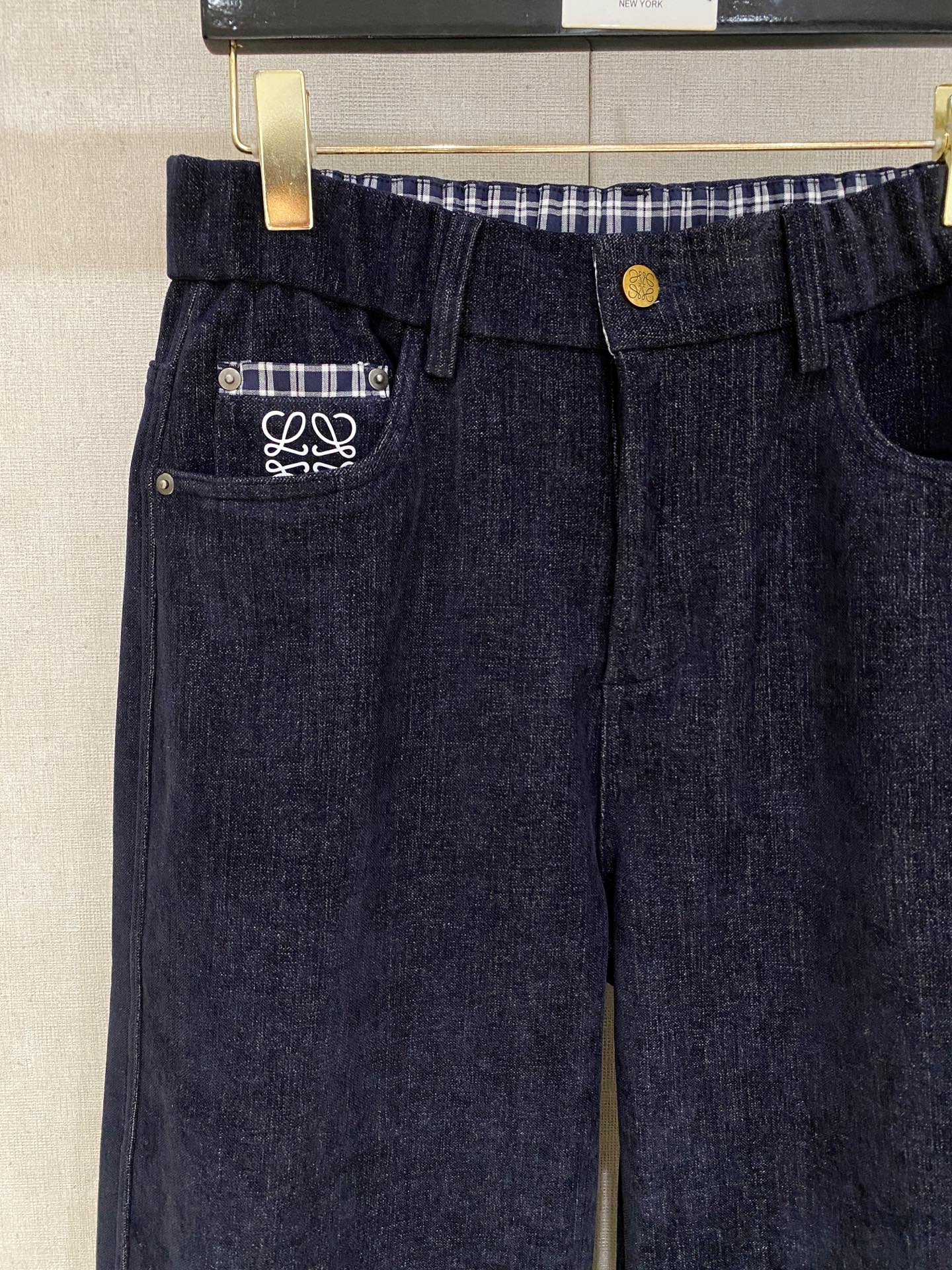 Loewe 2025秋冬最新系列男士加厚休闲裤！内里加绒，非常保暖，北方的宝子们赶紧备上！采用客供弹力柔