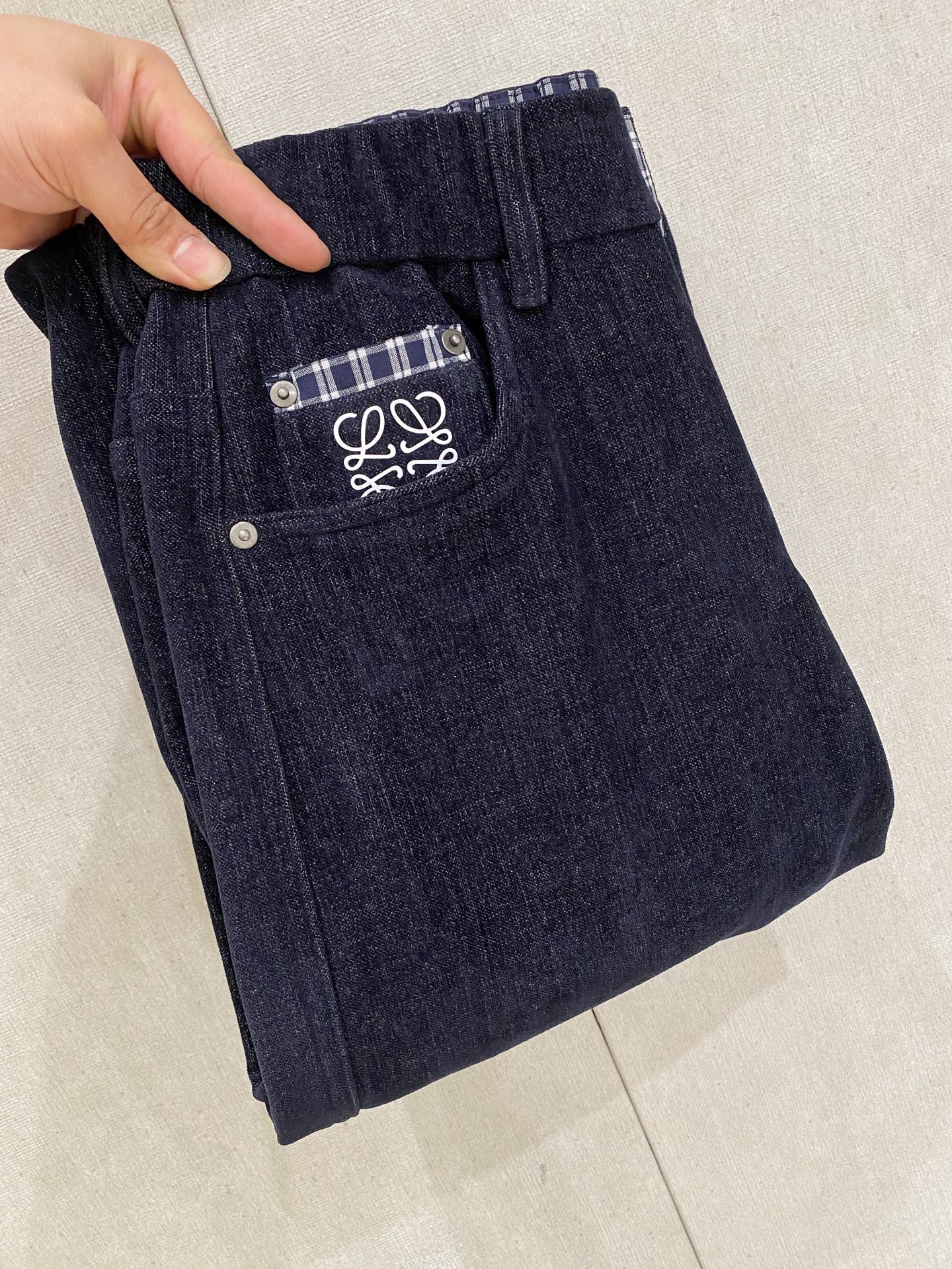 Loewe 2025秋冬最新系列男士加厚休闲裤！内里加绒，非常保暖，北方的宝子们赶紧备上！采用客供弹力柔