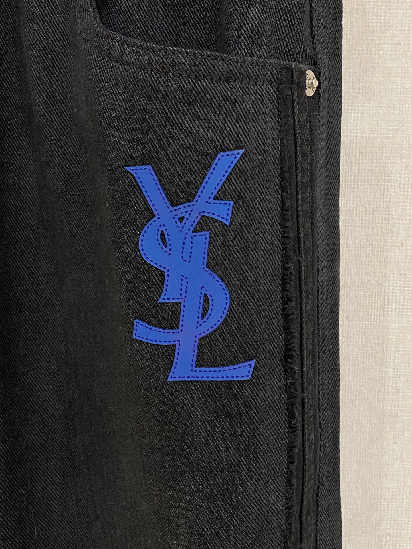 圣罗兰 2025秋冬最新休闲裤 潮人必备 版型超赞，能很好的修复各种腿型，非常个性！柔软排汗，舒适度极高