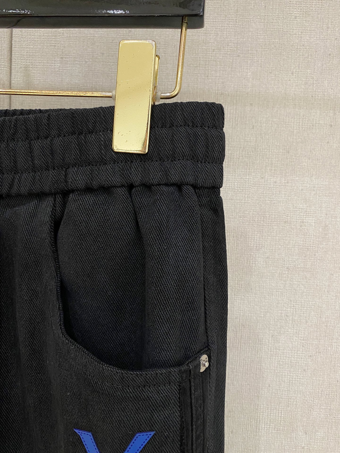 圣罗兰 2025秋冬最新休闲裤 潮人必备 版型超赞，能很好的修复各种腿型，非常个性！柔软排汗，舒适度极高